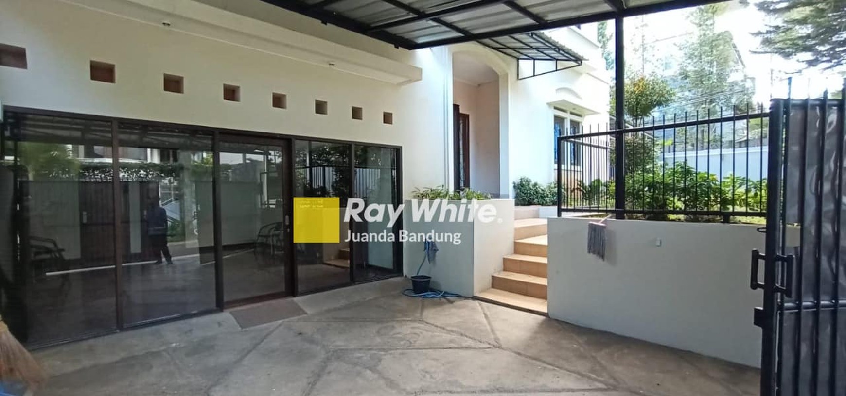 Rumah terawat Furnished!! Baru di renovasi kembali, siap ready pakai tinggal