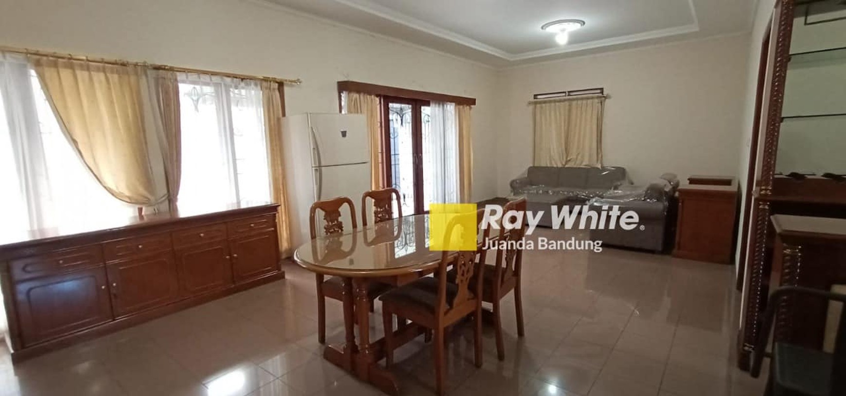 Rumah terawat Furnished!! Baru di renovasi kembali, siap ready pakai tinggal