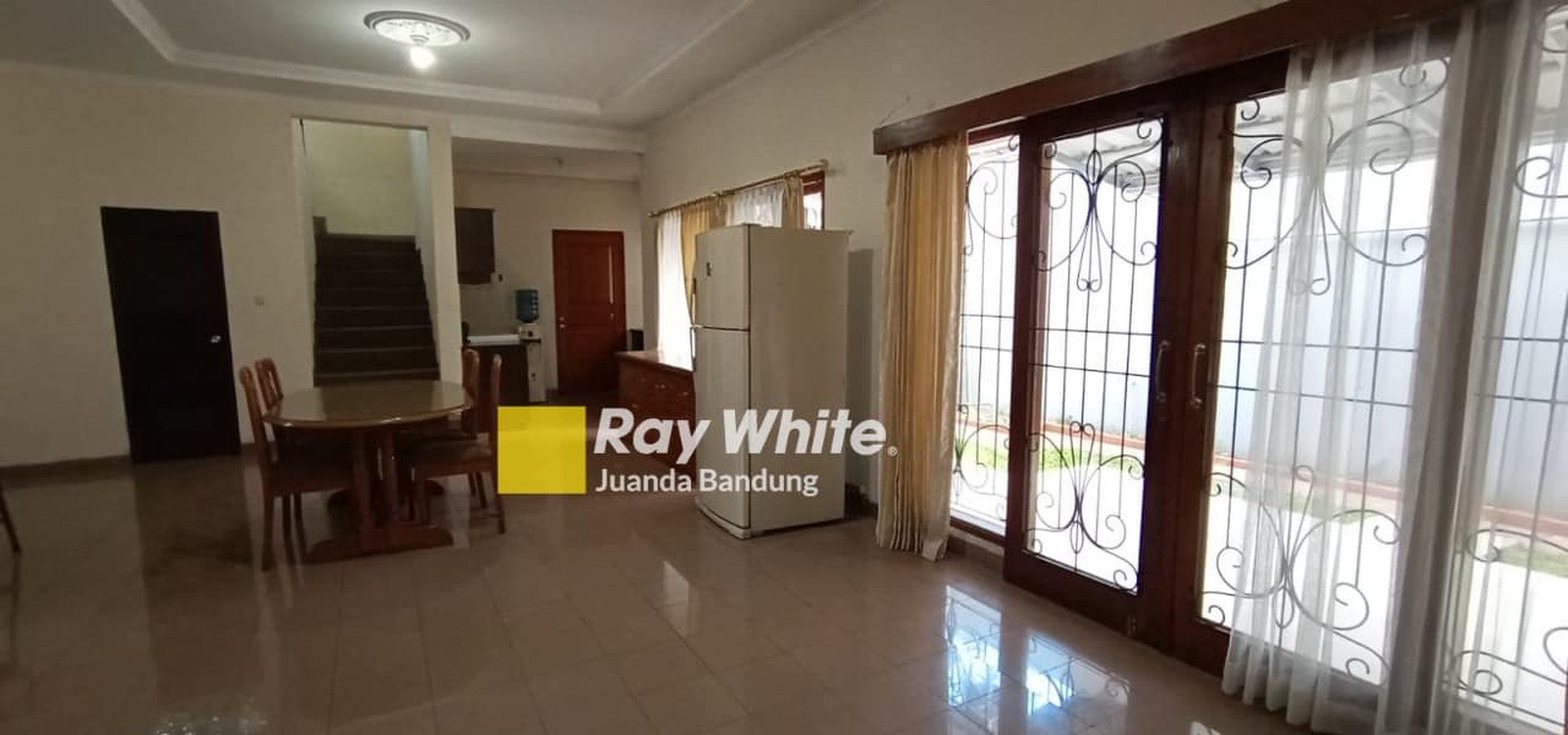 Rumah terawat Furnished!! Baru di renovasi kembali, siap ready pakai tinggal