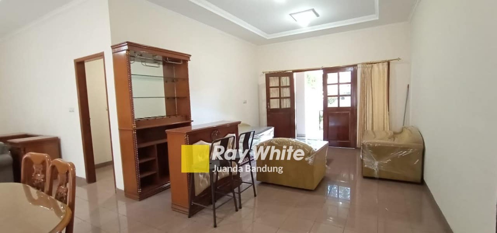Rumah terawat Furnished!! Baru di renovasi kembali, siap ready pakai tinggal
