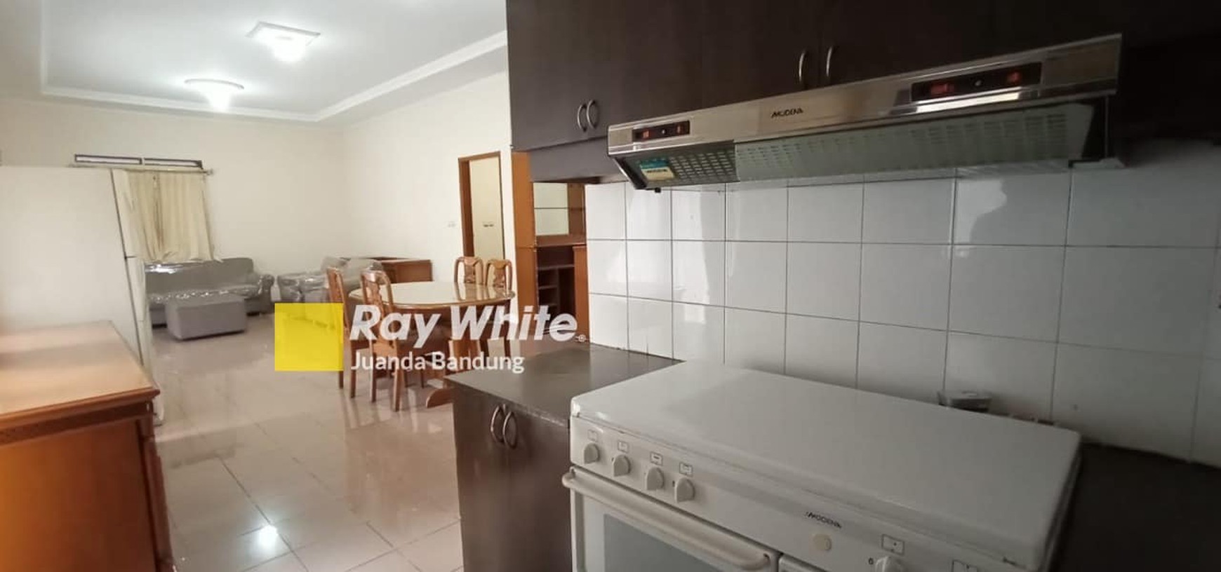 Rumah terawat Furnished!! Baru di renovasi kembali, siap ready pakai tinggal