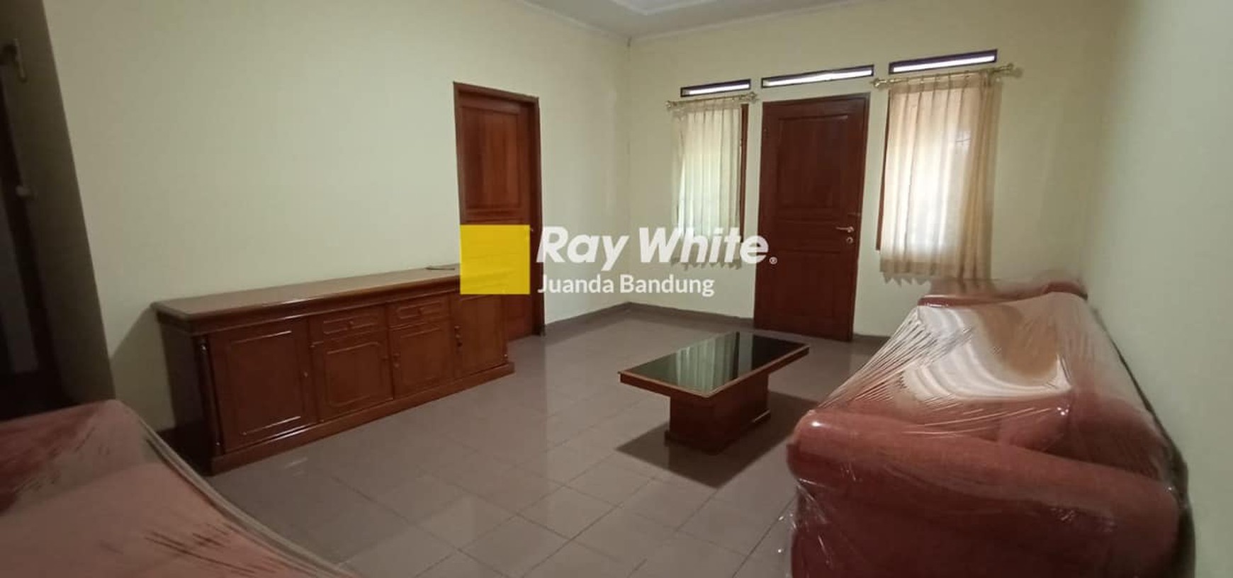 Rumah terawat Furnished!! Baru di renovasi kembali, siap ready pakai tinggal