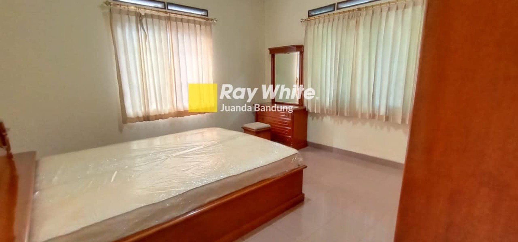 Rumah terawat Furnished!! Baru di renovasi kembali, siap ready pakai tinggal