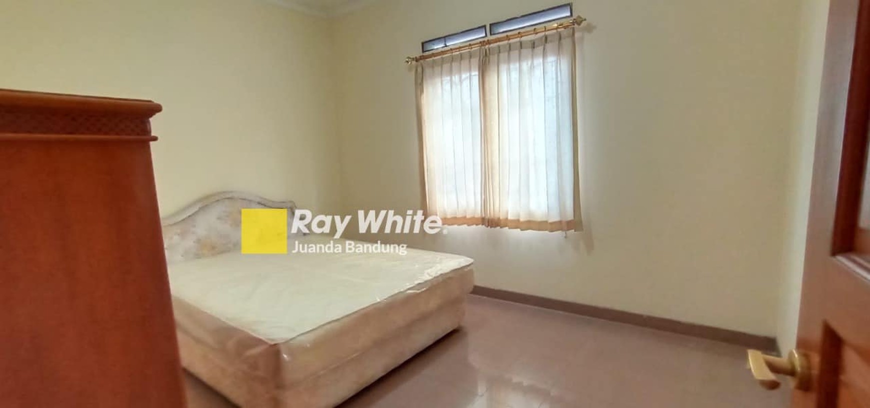 Rumah terawat Furnished!! Baru di renovasi kembali, siap ready pakai tinggal