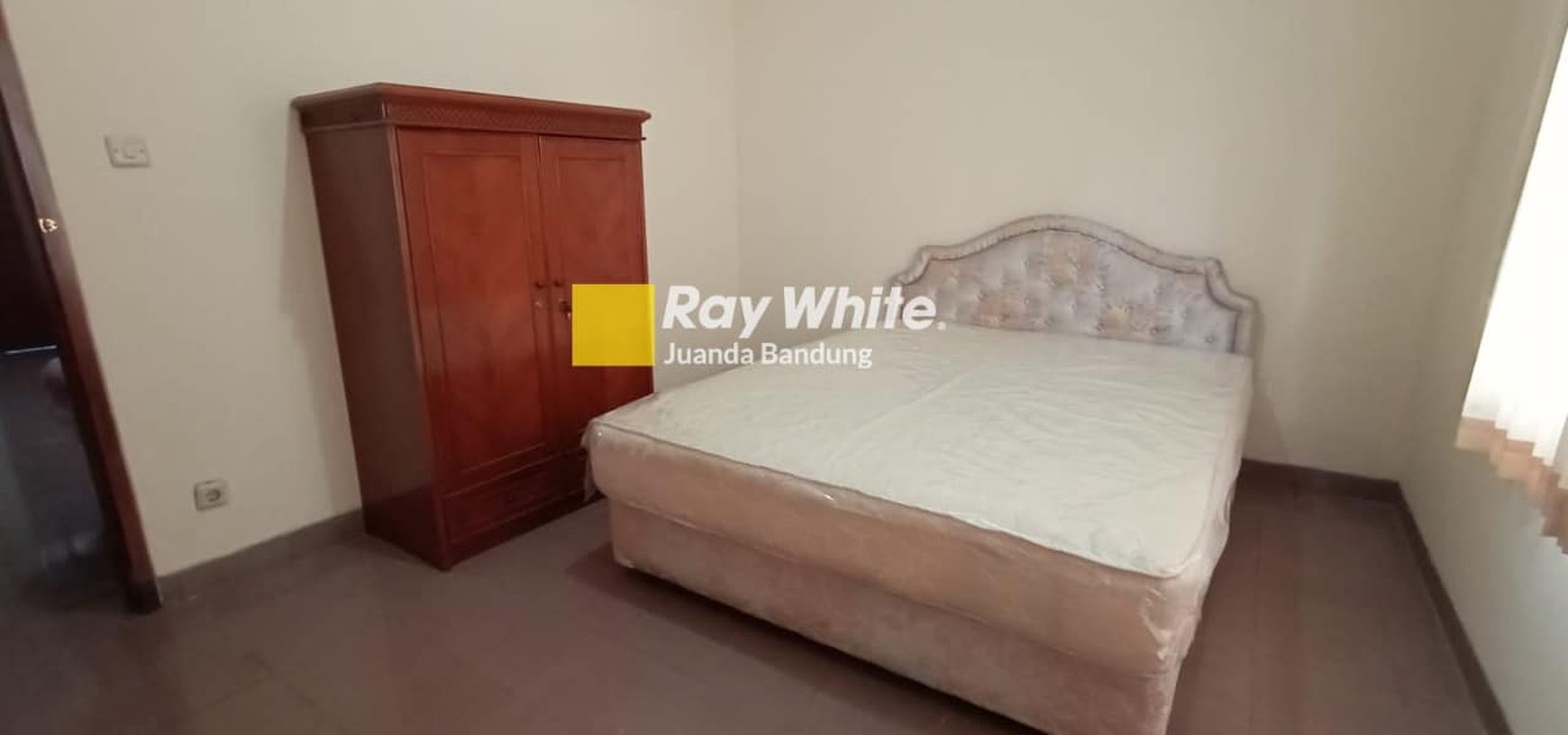 Rumah terawat Furnished!! Baru di renovasi kembali, siap ready pakai tinggal