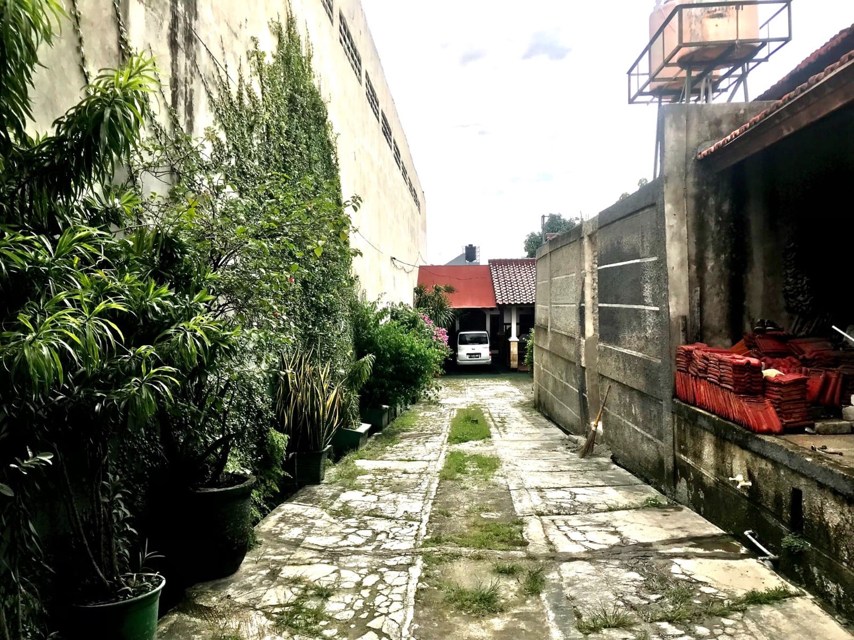 Rumah Siap Huni di Pondok Aren dengan Luas Tanah 1000 m2 dan Bangunun 400 m2