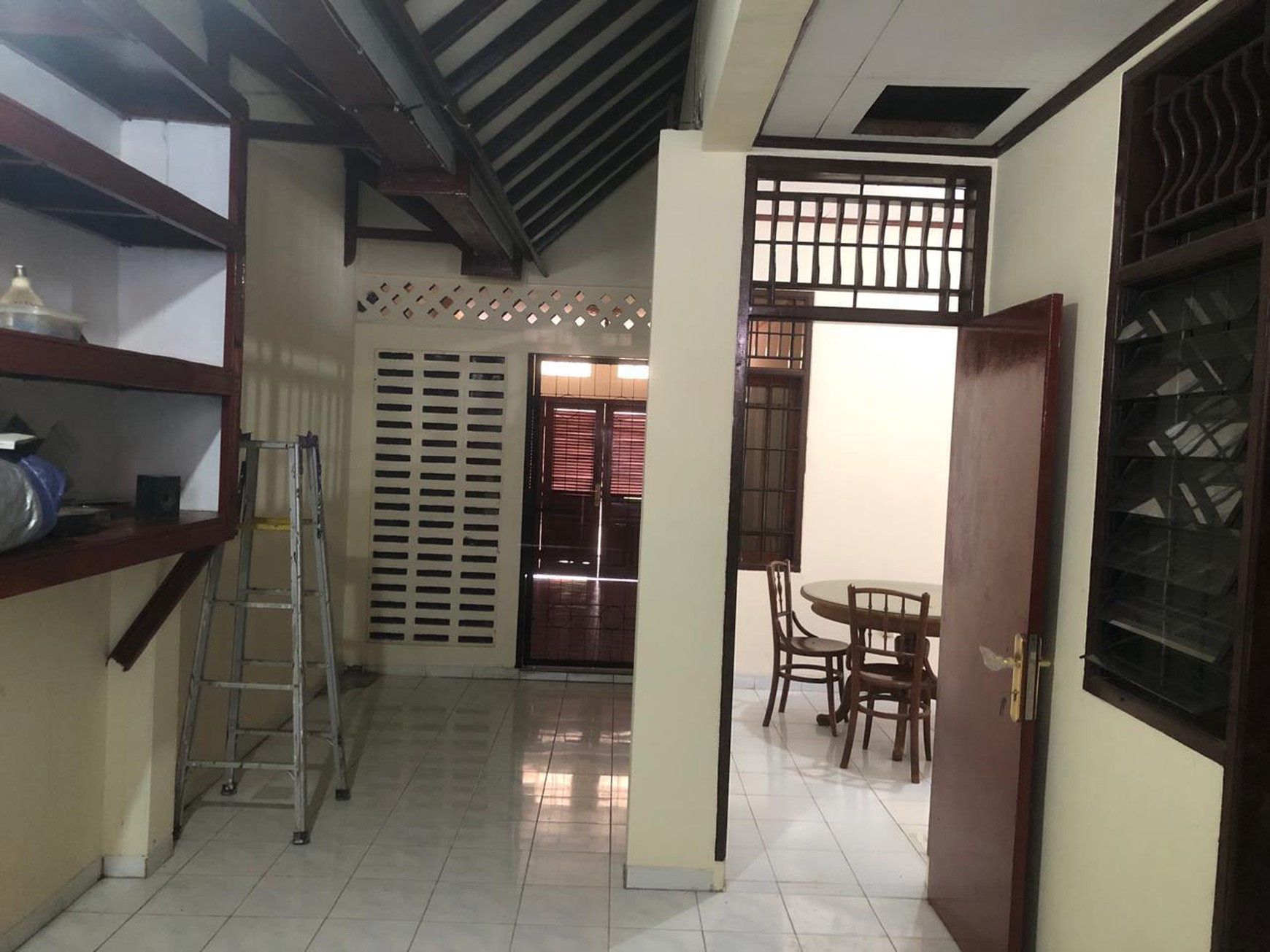 Rumah Siap Huni dengan KT 4+2 KM 2+1 Hunian Nyaman dan Asri di Ciputat