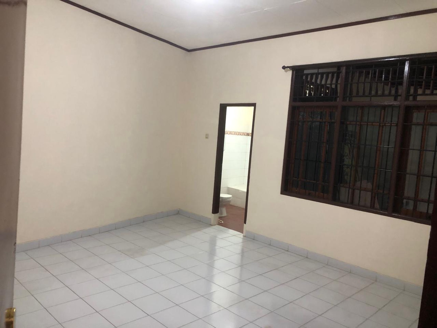 Rumah Siap Huni dengan KT 4+2 KM 2+1 Hunian Nyaman dan Asri di Ciputat