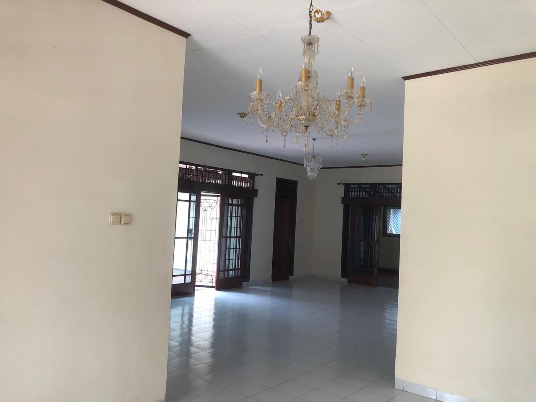 Rumah Siap Huni dengan KT 4+2 KM 2+1 Hunian Nyaman dan Asri di Ciputat