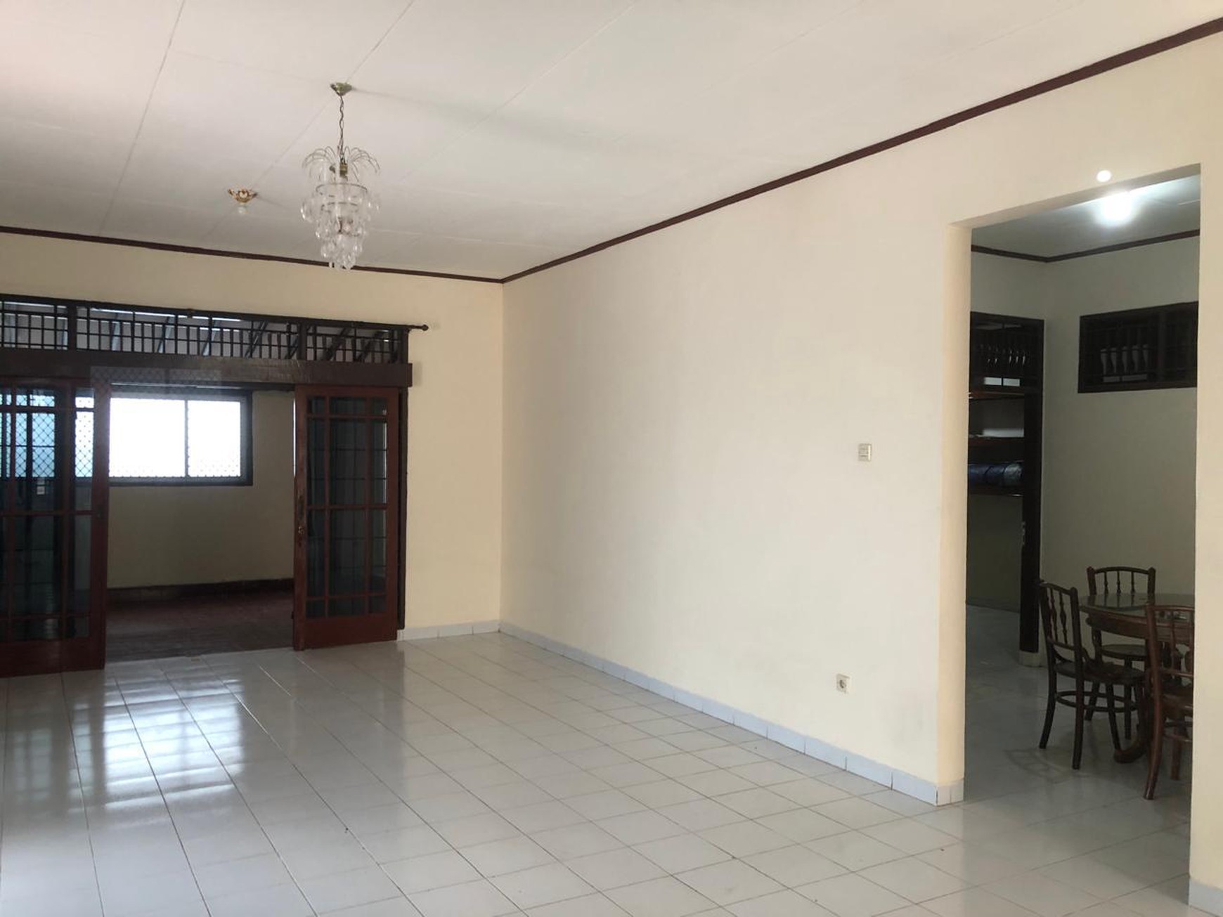 Rumah Siap Huni dengan KT 4+2 KM 2+1 Hunian Nyaman dan Asri di Ciputat