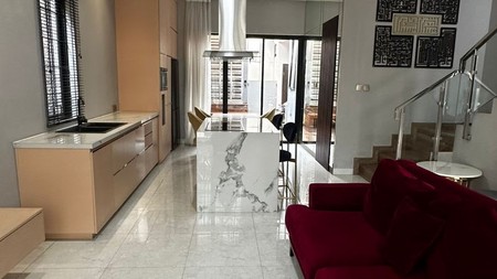 Rumah Cantik Full Furnished 2 Lantai KT 4+1 KM 4 Siap Huni dengan Hunian Asri @Pamulang