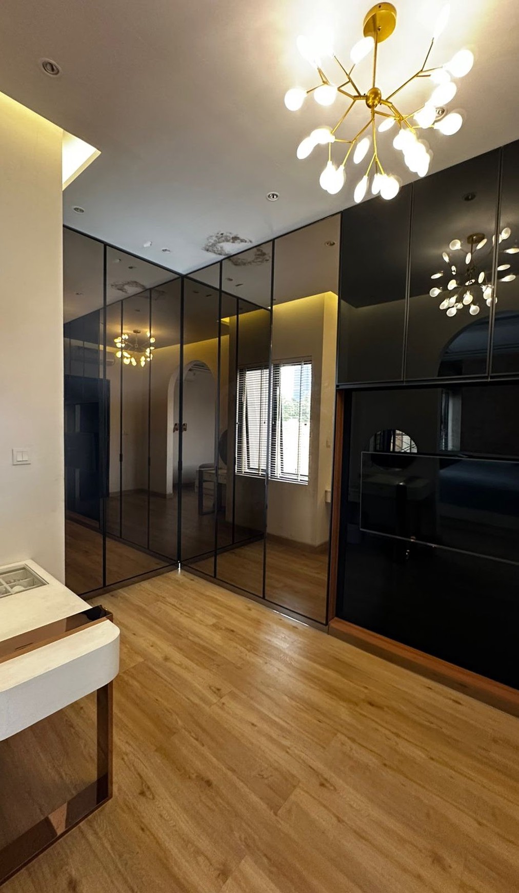 Rumah Cantik Full Furnished 2 Lantai KT 4+1 KM 4 Siap Huni dengan Hunian Asri @Pamulang