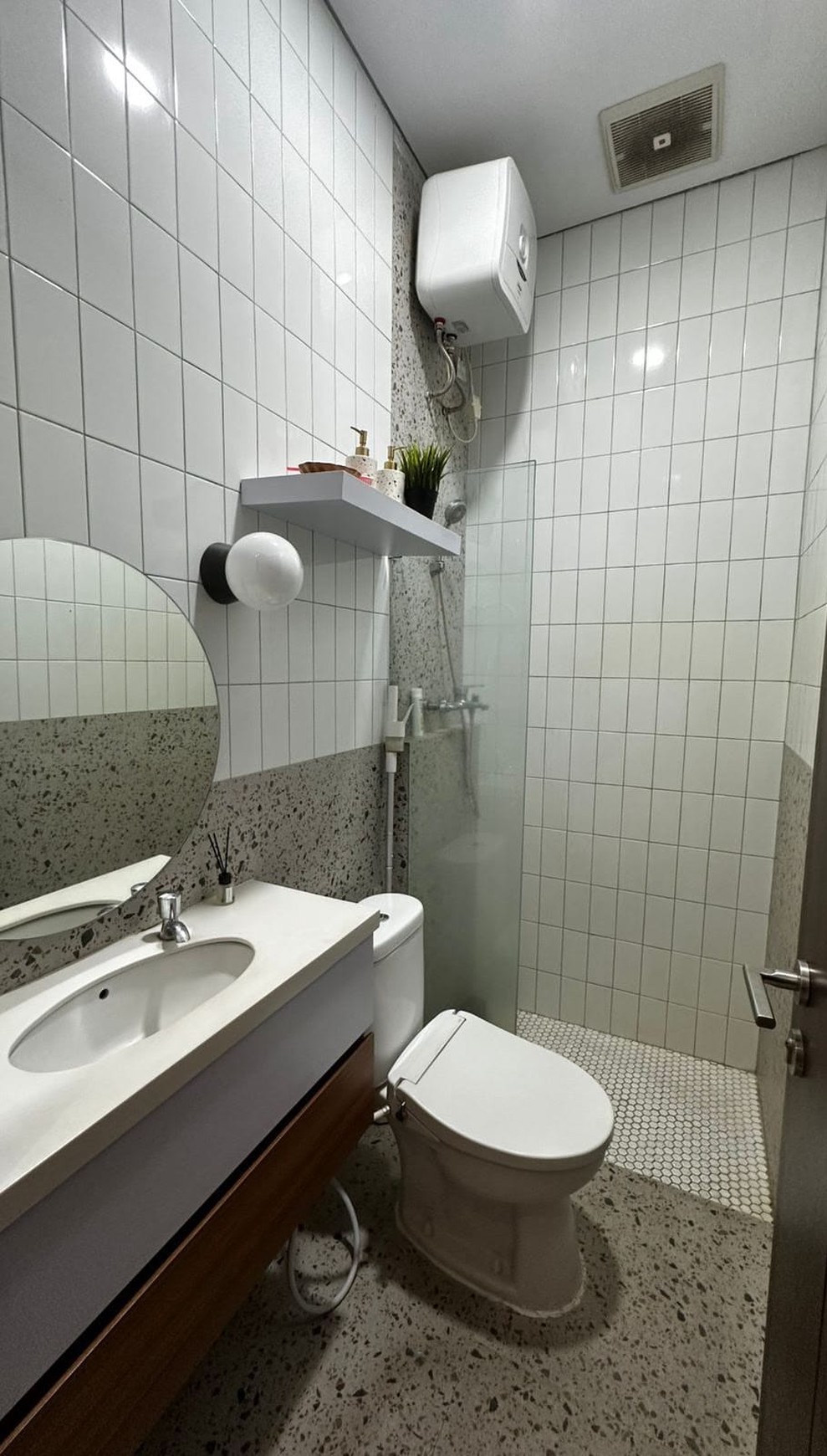 Rumah Cantik Full Furnished 2 Lantai KT 4+1 KM 4 Siap Huni dengan Hunian Asri @Pamulang