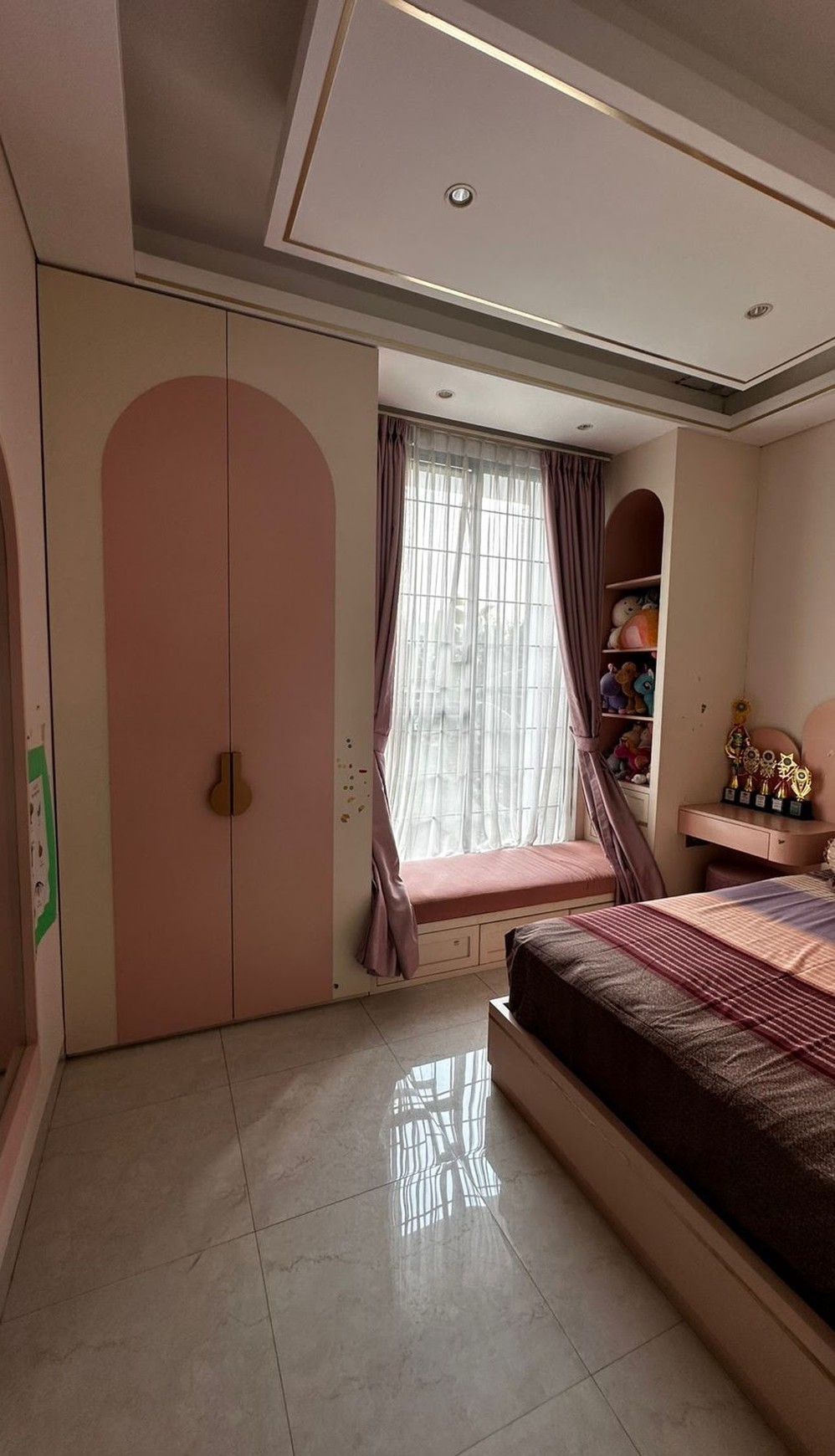 Rumah Cantik Full Furnished 2 Lantai KT 4+1 KM 4 Siap Huni dengan Hunian Asri @Pamulang