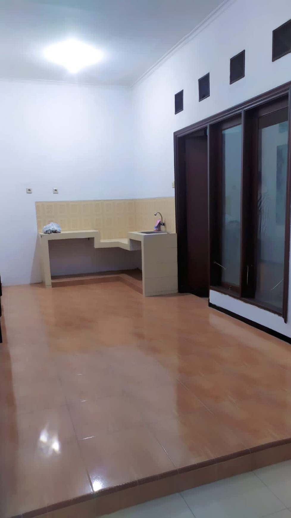 Rumah Pojok di Jl. Wiguna Selatan SHM, 3 Kamar, Siap Huni