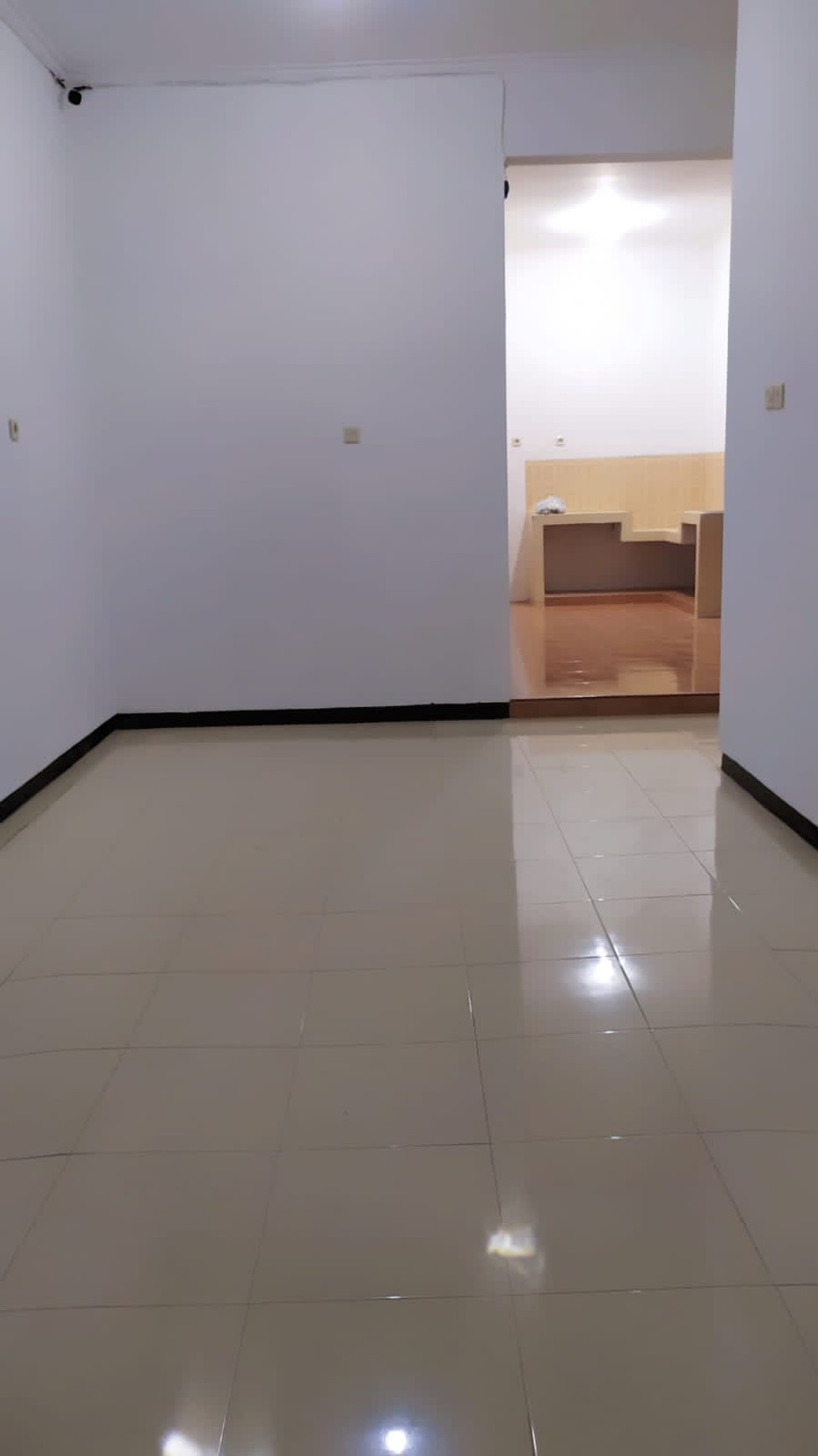 Rumah Pojok di Jl. Wiguna Selatan SHM, 3 Kamar, Siap Huni