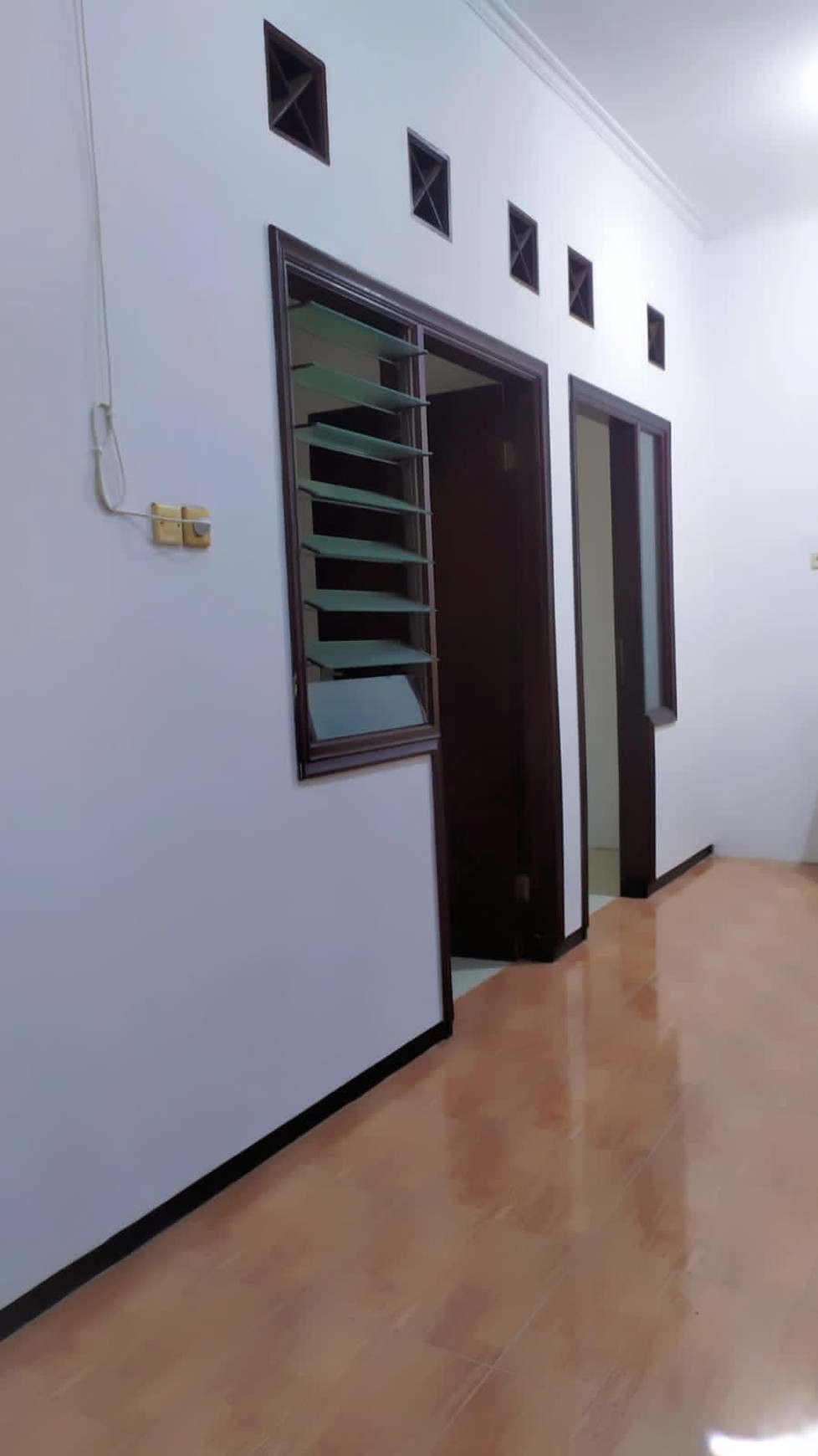 Rumah Pojok di Jl. Wiguna Selatan SHM, 3 Kamar, Siap Huni