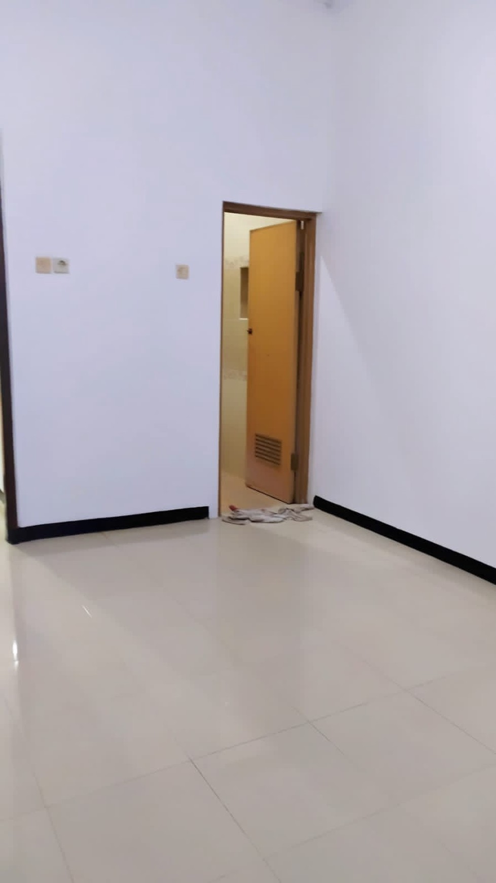 Rumah Pojok di Jl. Wiguna Selatan SHM, 3 Kamar, Siap Huni