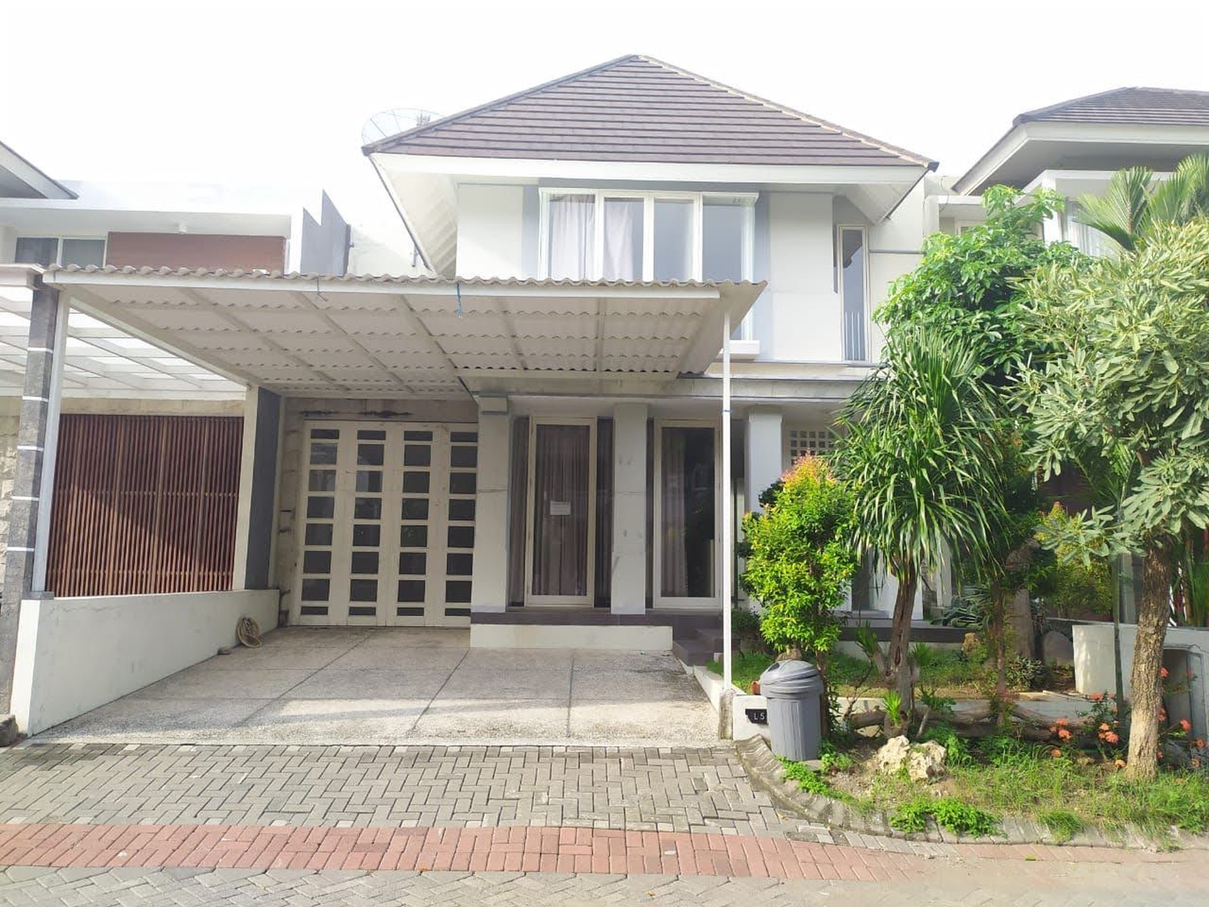 Rumah dijual Royal Park 1 Citraland Surabaya Barat Furnish 2 Lantai Siap Huni