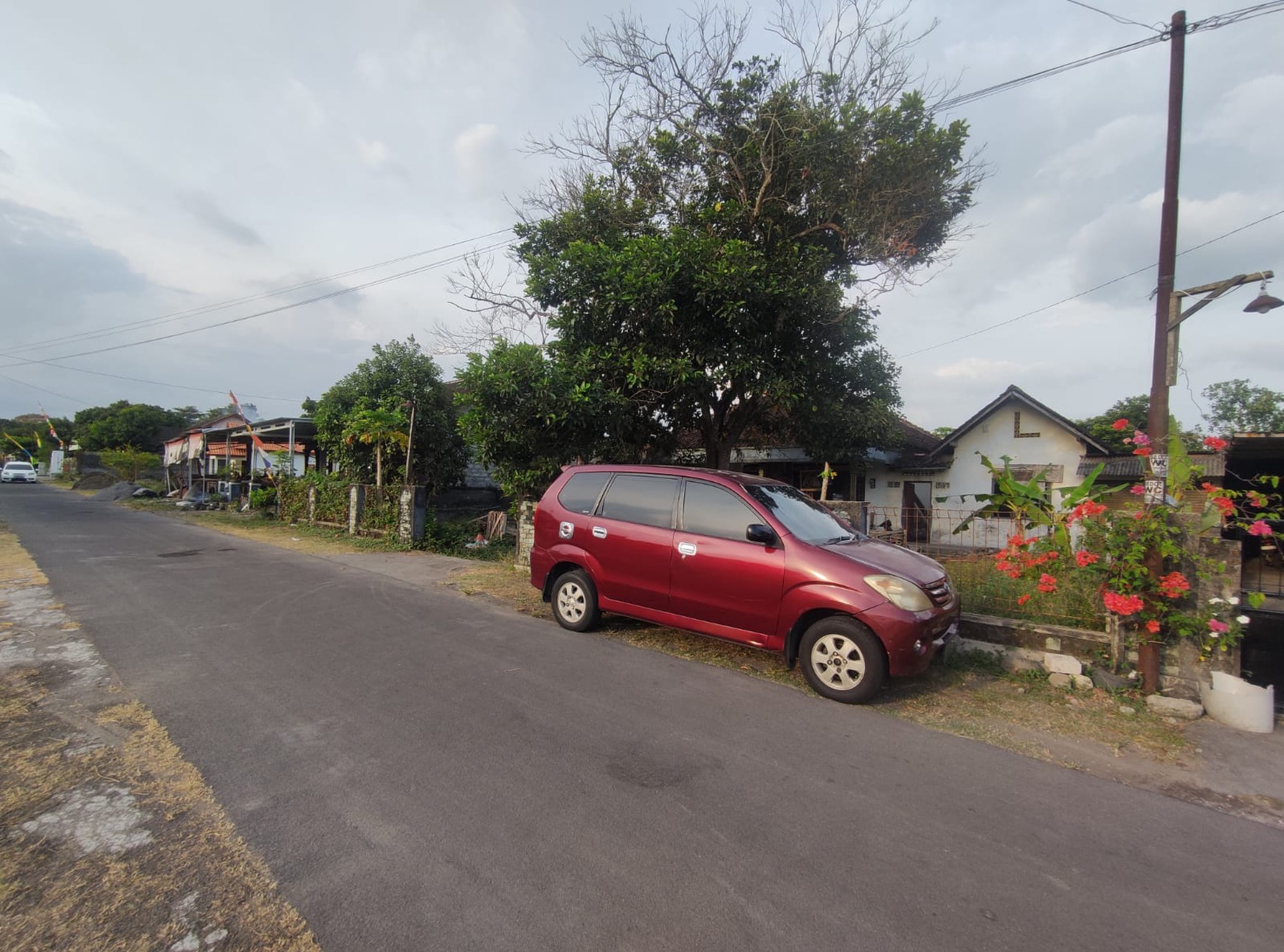 Tanah Pekarangan+Rumah 1621 Meter Persegi Lokasi Dekat Area Candi Kalasan