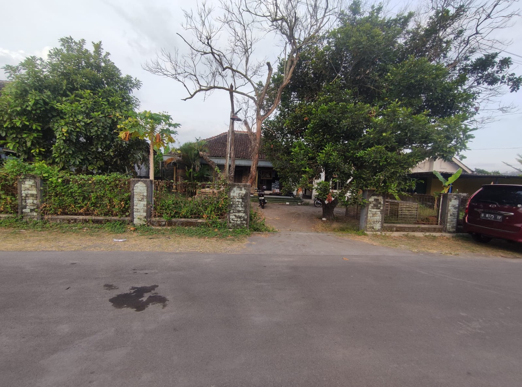 Tanah Pekarangan+Rumah 1621 Meter Persegi Lokasi Dekat Area Candi Kalasan