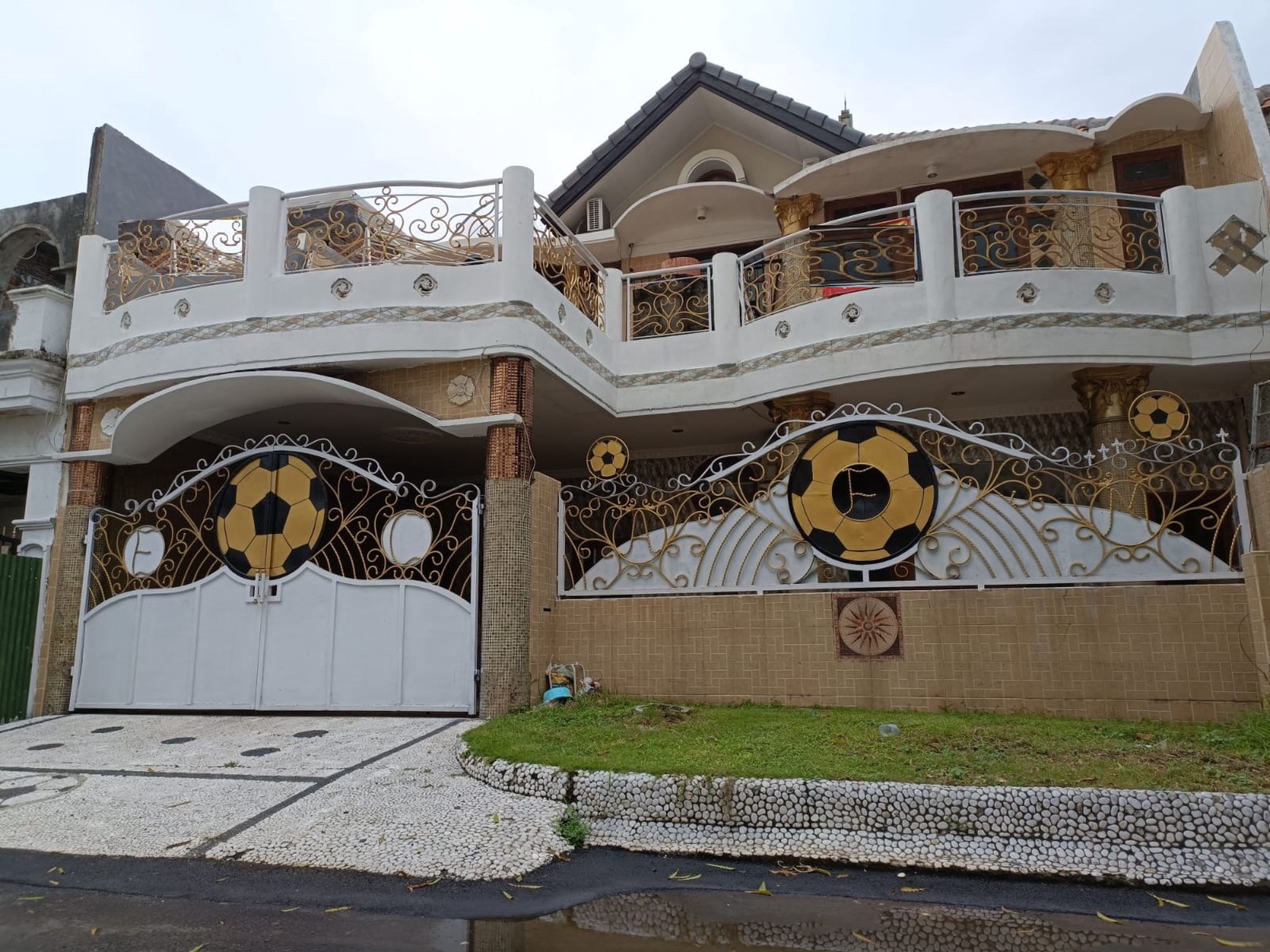 Rumah Dijual Villa Bukit Indah Pakuwon Indah Surabaya Barat Siap Huni