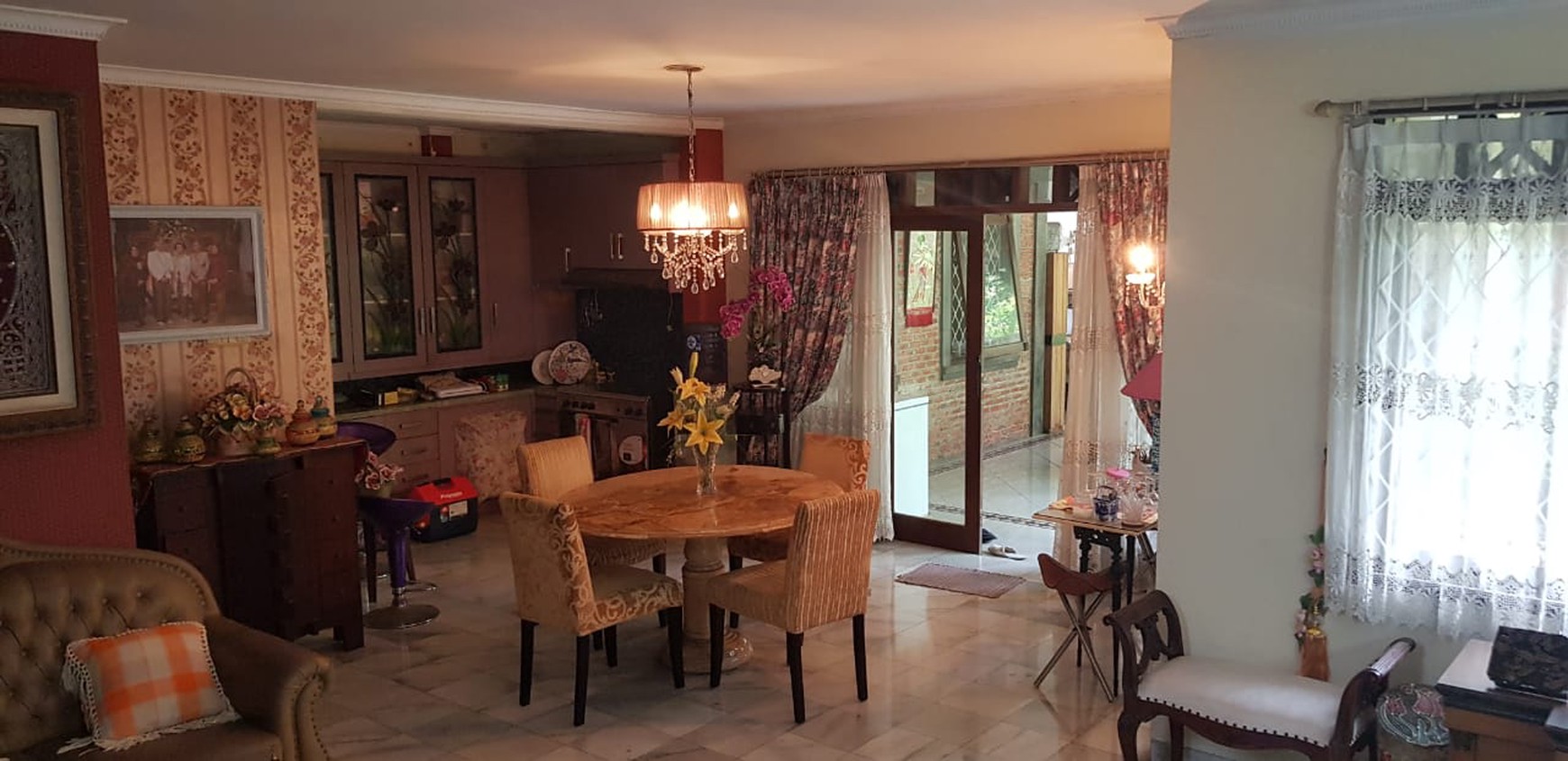 Rumah Nuansa Bali di Bali View Cirendeu Ciputat