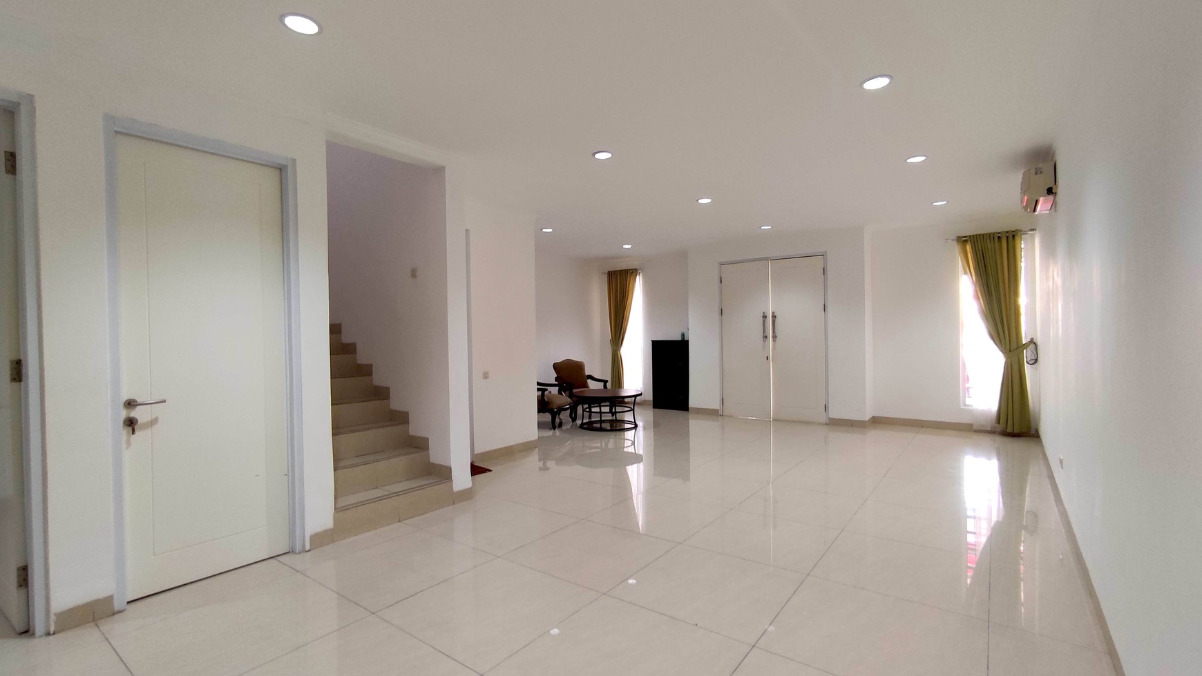 Rumah Luas & Strategis Di Taman Beverly Lippo Cikarang, 4 Kamar Tidur, Siap Huni