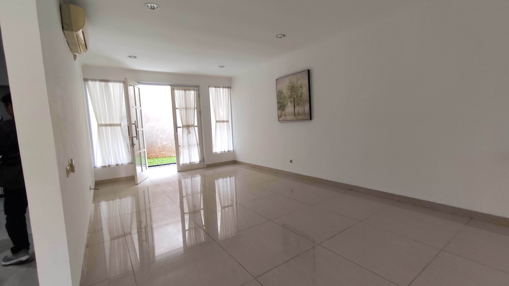 Rumah Luas & Strategis Di Taman Beverly Lippo Cikarang, 4 Kamar Tidur, Siap Huni
