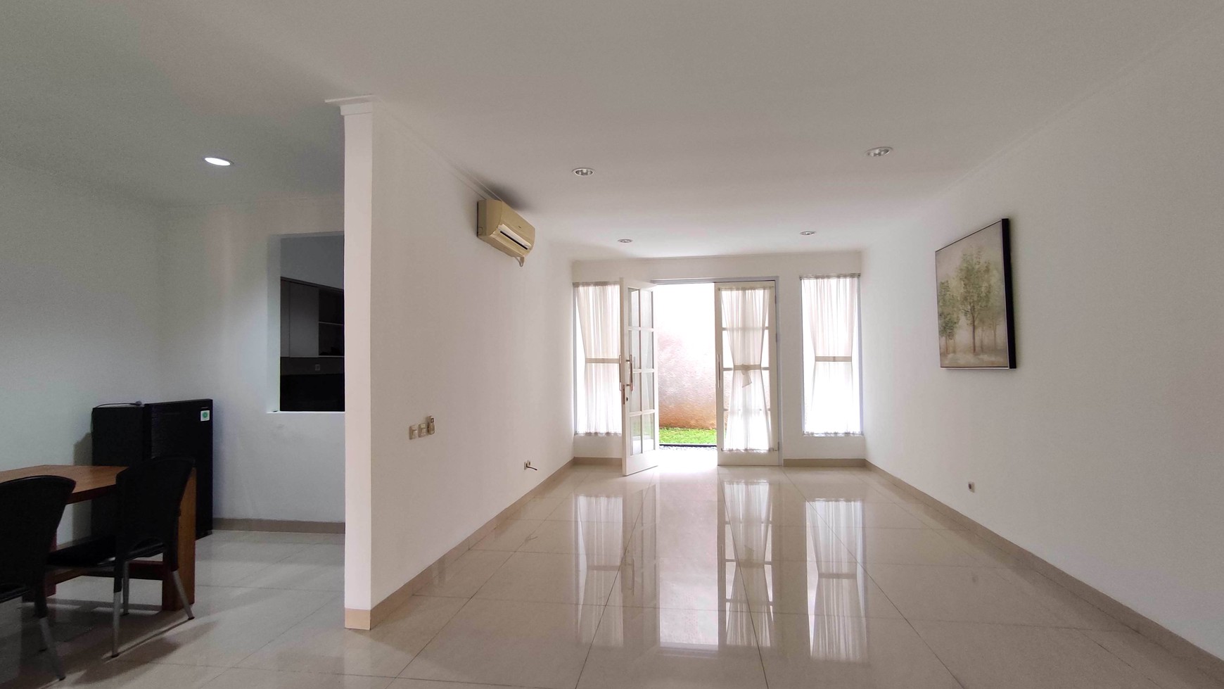 Rumah Luas & Strategis Di Taman Beverly Lippo Cikarang, 4 Kamar Tidur, Siap Huni