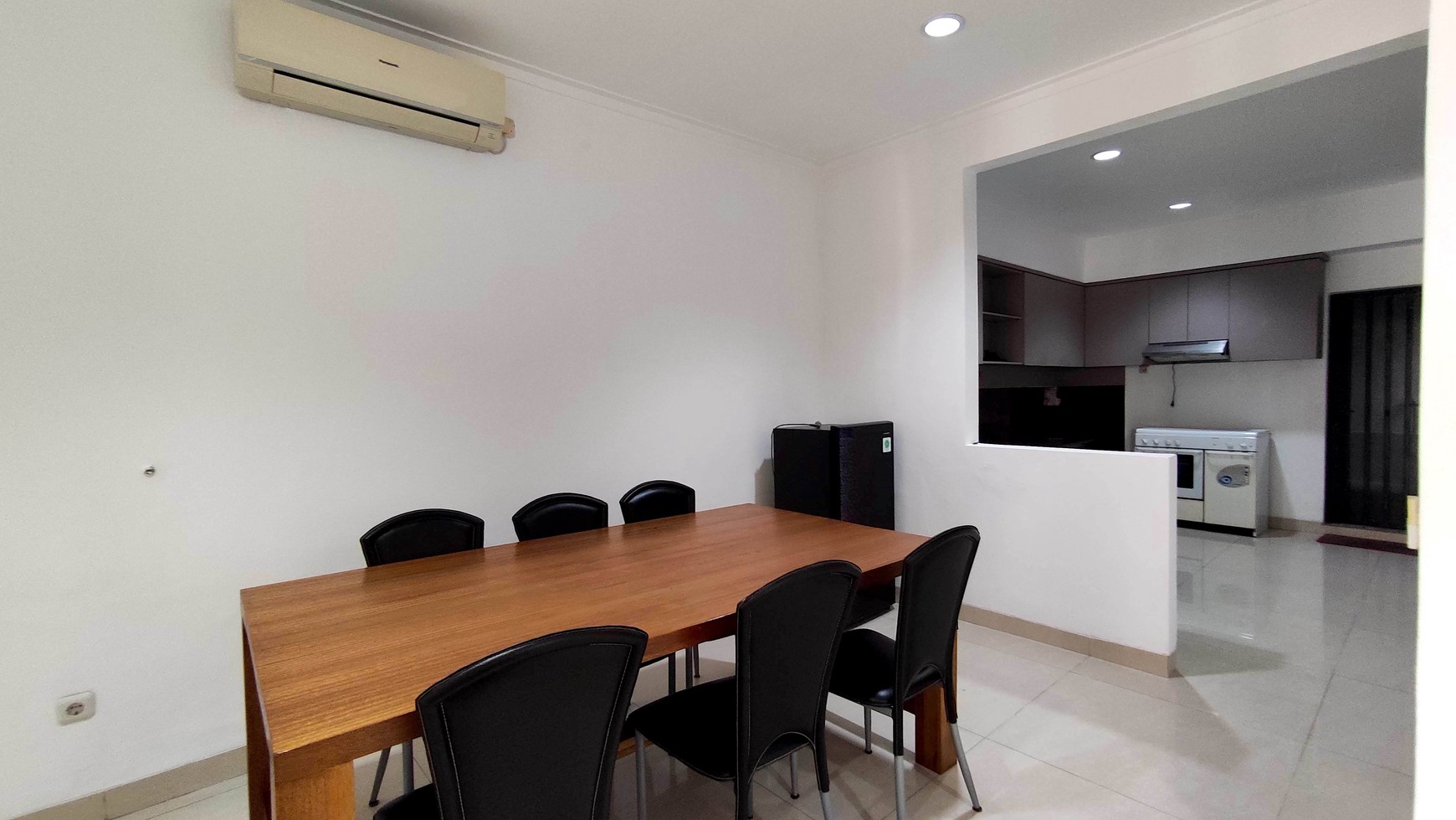 Rumah Luas & Strategis Di Taman Beverly Lippo Cikarang, 4 Kamar Tidur, Siap Huni