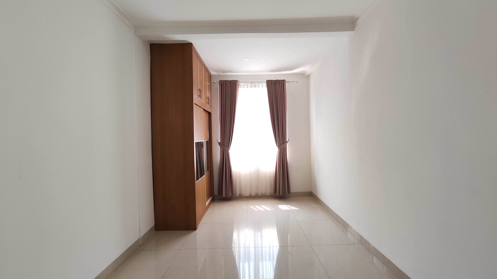 Rumah Luas & Strategis Di Taman Beverly Lippo Cikarang, 4 Kamar Tidur, Siap Huni