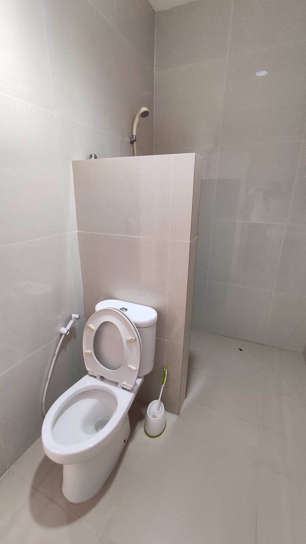 Rumah Luas & Strategis Di Taman Beverly Lippo Cikarang, 4 Kamar Tidur, Siap Huni