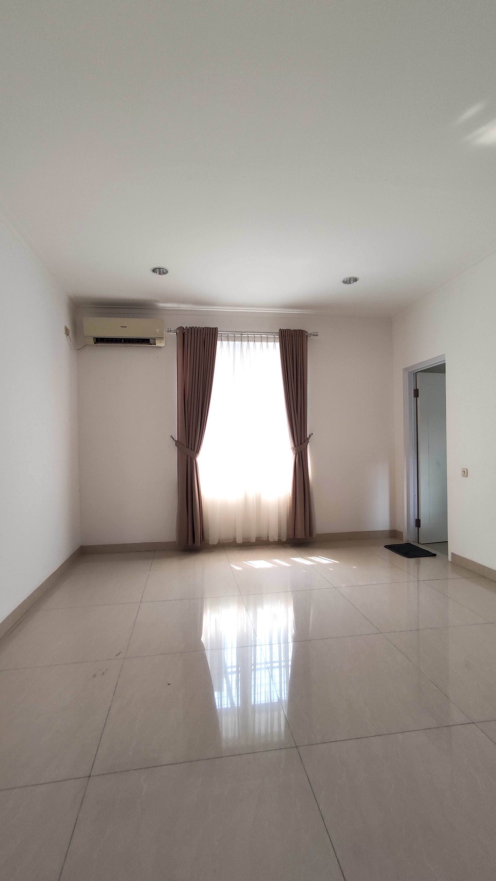 Rumah Luas & Strategis Di Taman Beverly Lippo Cikarang, 4 Kamar Tidur, Siap Huni