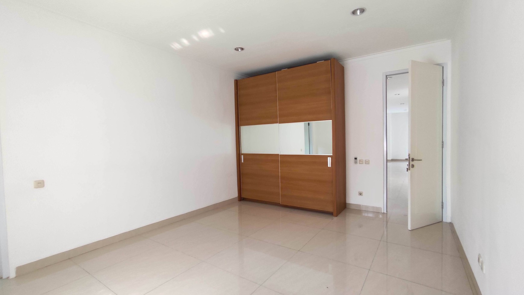 Rumah Luas & Strategis Di Taman Beverly Lippo Cikarang, 4 Kamar Tidur, Siap Huni
