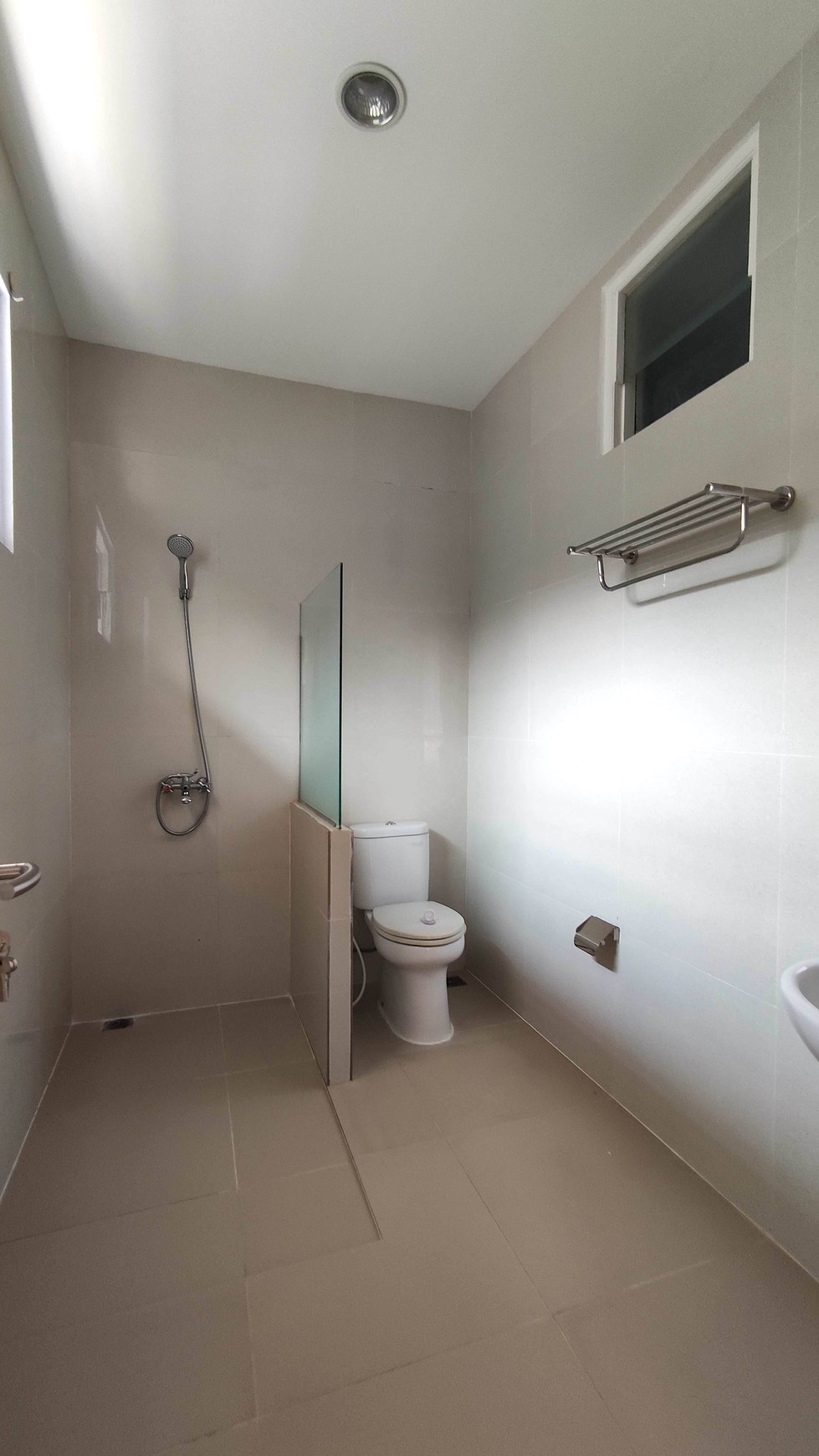 Rumah Luas & Strategis Di Taman Beverly Lippo Cikarang, 4 Kamar Tidur, Siap Huni
