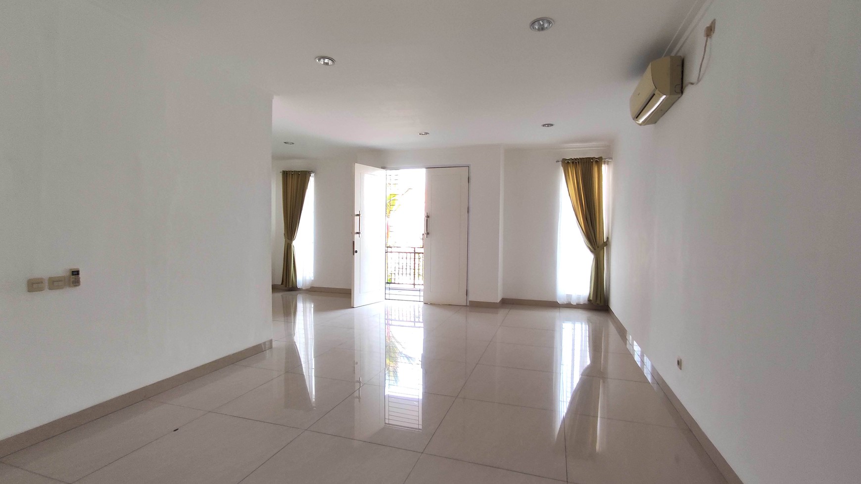 Rumah Luas & Strategis Di Taman Beverly Lippo Cikarang, 4 Kamar Tidur, Siap Huni