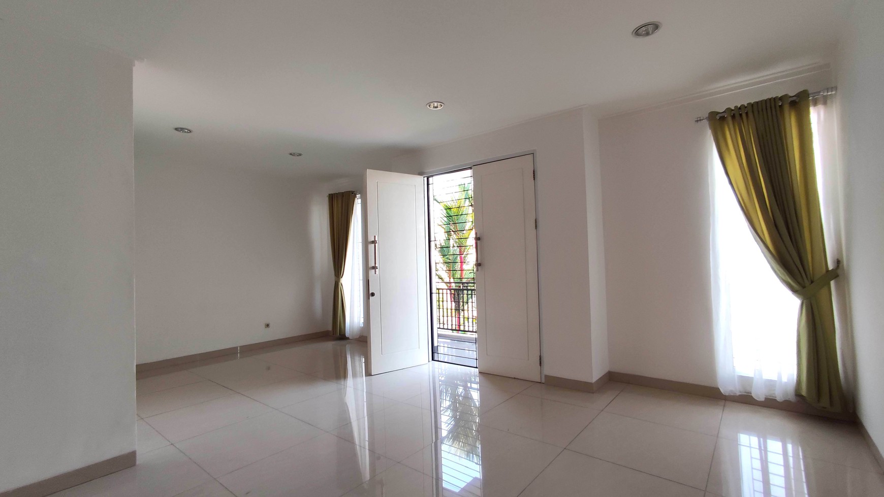 Rumah Luas & Strategis Di Taman Beverly Lippo Cikarang, 4 Kamar Tidur, Siap Huni