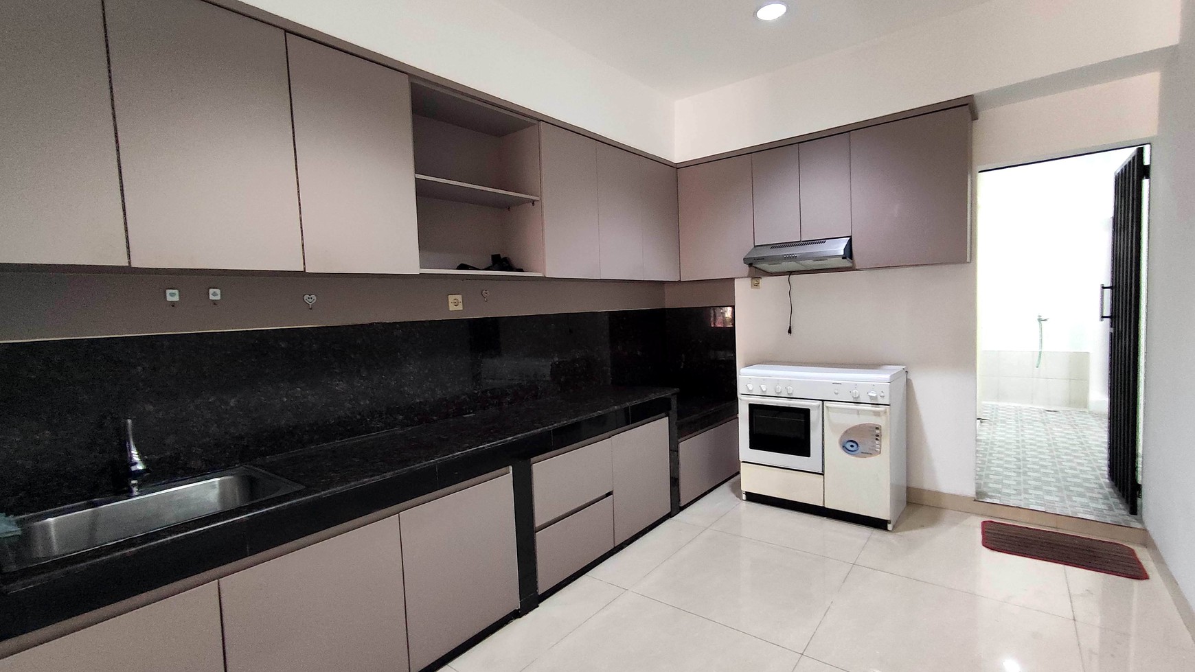 Rumah Luas & Strategis Di Taman Beverly Lippo Cikarang, 4 Kamar Tidur, Siap Huni