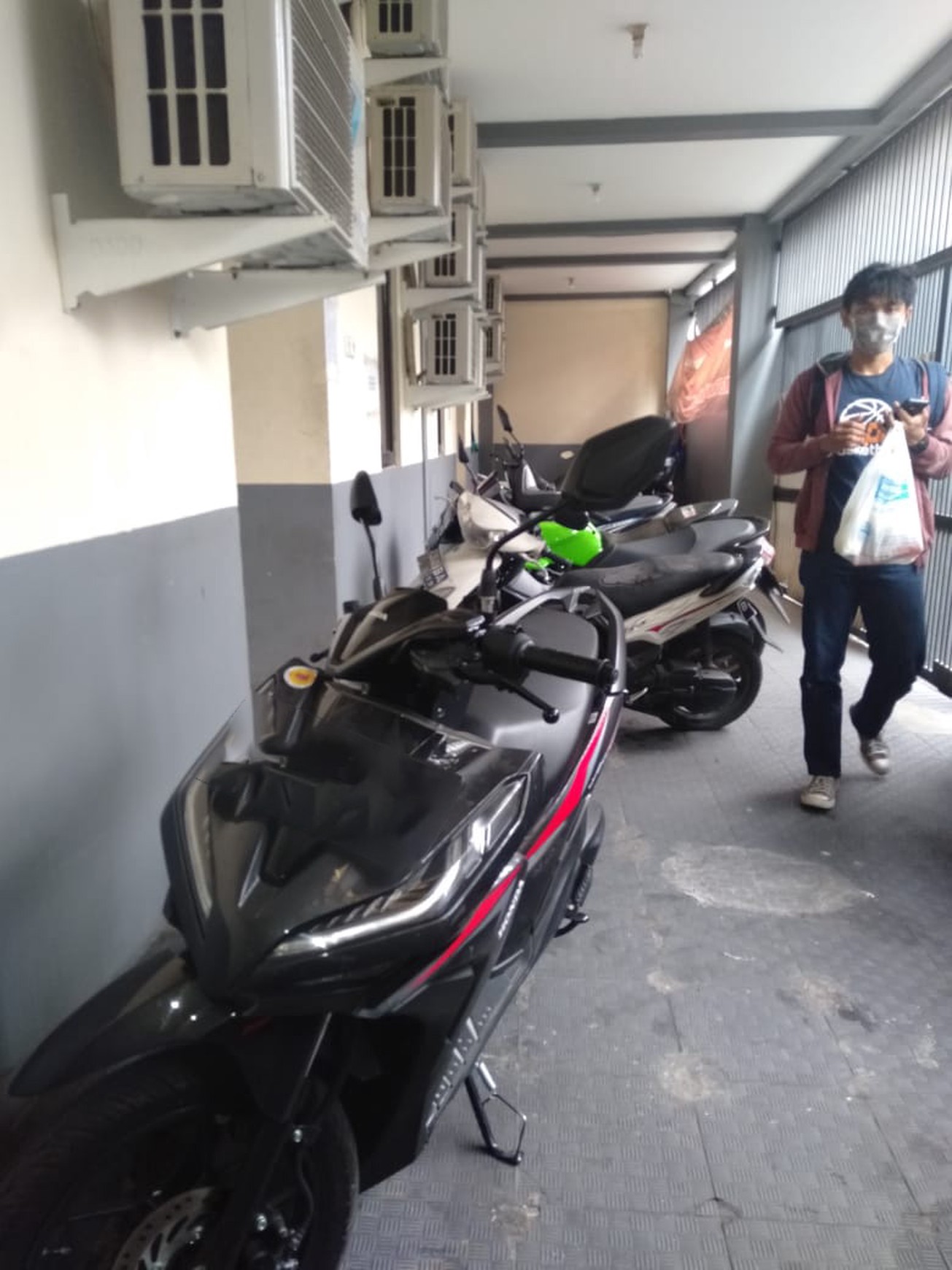 Kos Kosan 64 Pintu di Pinggir Jalan Lokasi Strategis @Tomang, Jakarta Barat