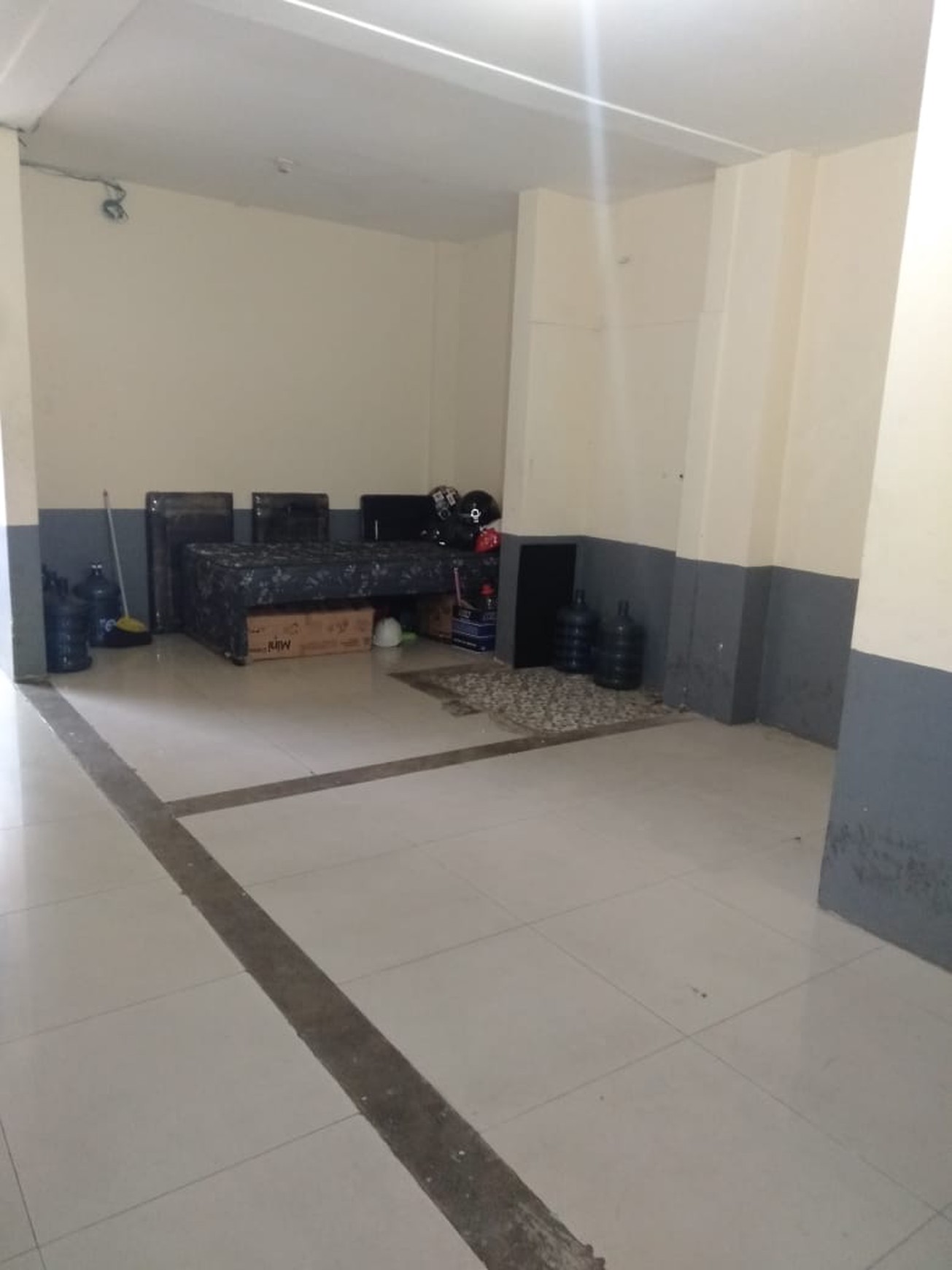 Kos Kosan 64 Pintu di Pinggir Jalan Lokasi Strategis @Tomang, Jakarta Barat