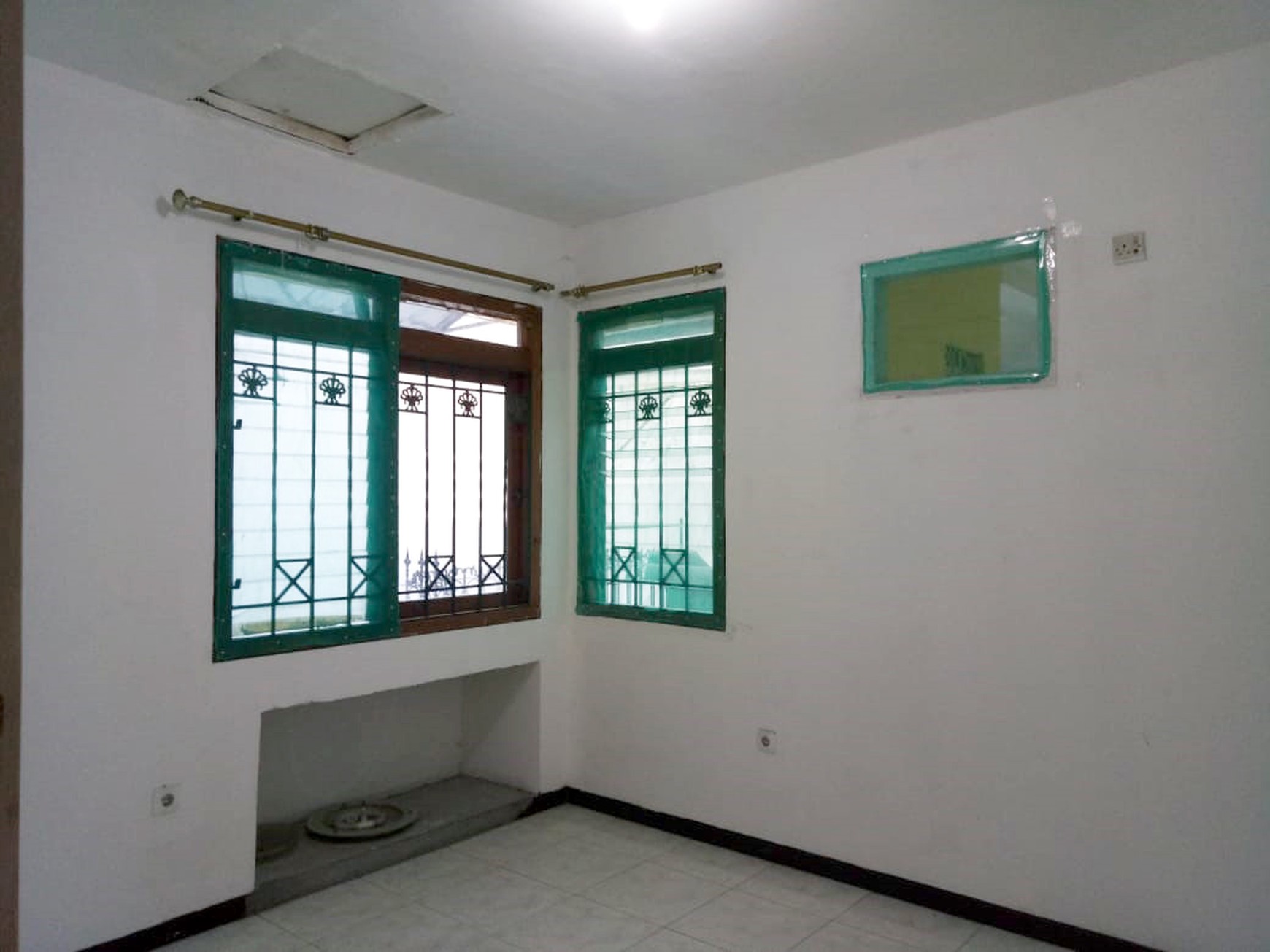 Rumah di Kutisari Selatan, Nol Jalan, bisa untuk rumah tinggal / usaha !!!