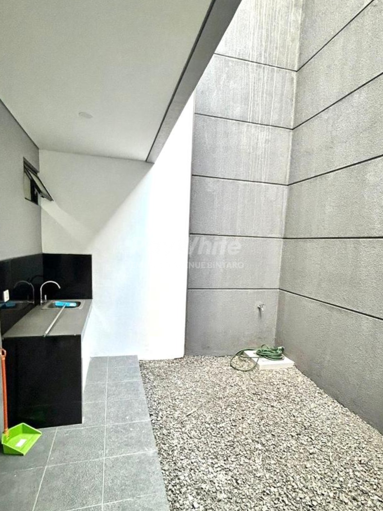 Rumah Minimalis 2 Lantai Dalam Cluster Melia Hyra Graha Raya Bintaro, Tangerang Selatan