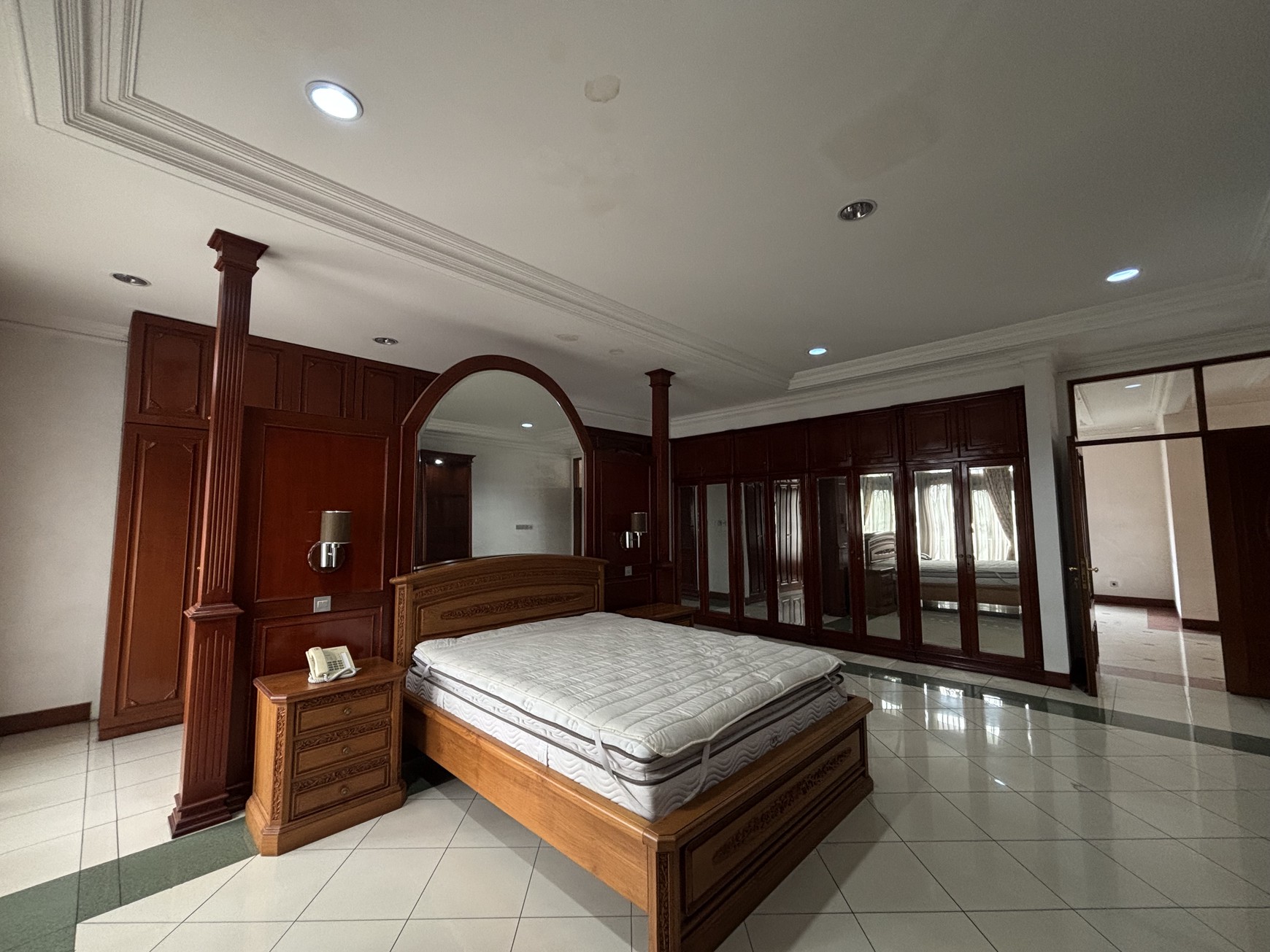 Rumah  Besar dan Luas Fully Furnished, 2 Lantai  ada Swimming Pool di Raffles Hills 