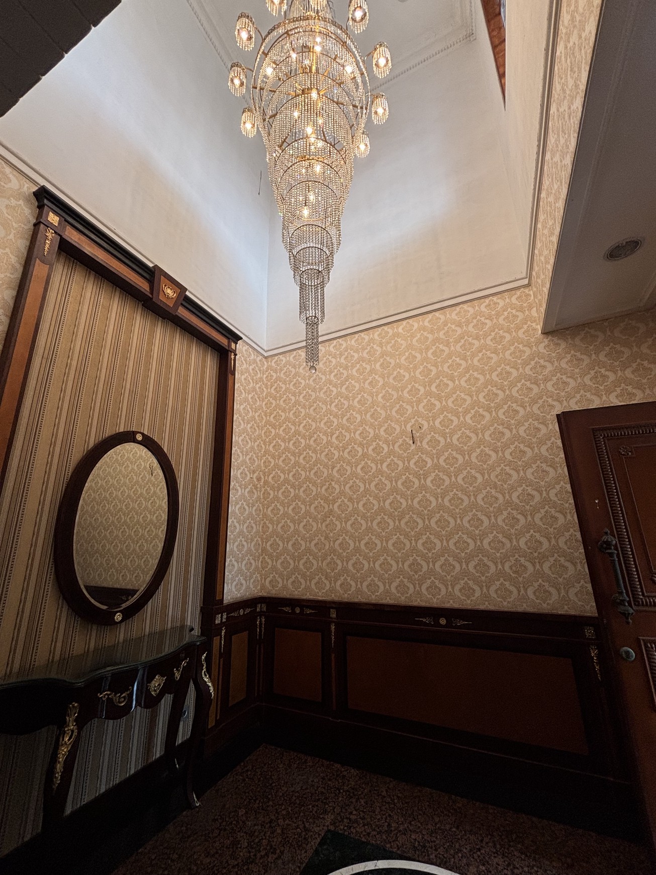 Rumah  Besar dan Luas Fully Furnished, 2 Lantai  ada Swimming Pool di Raffles Hills 