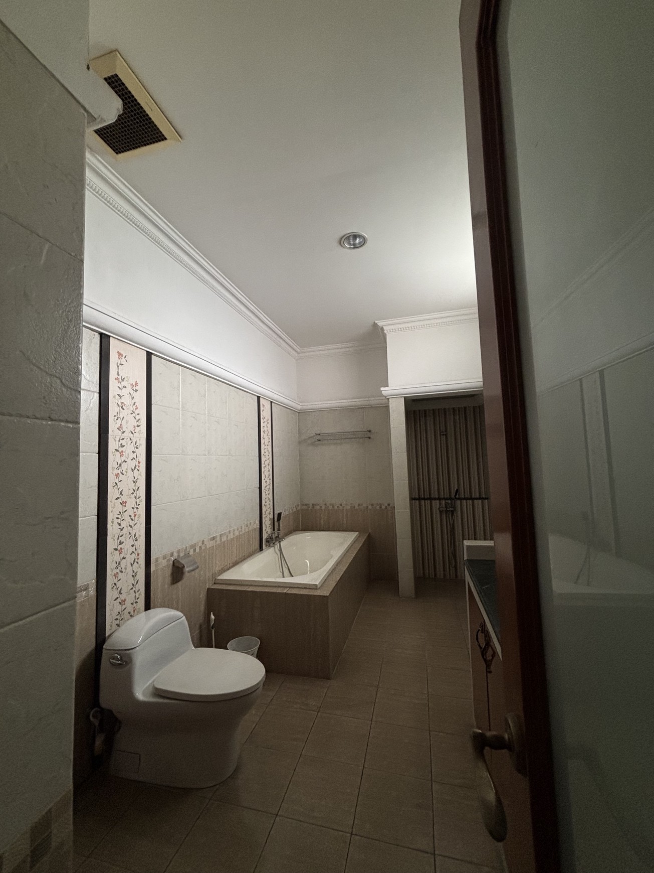 Rumah  Besar dan Luas Fully Furnished, 2 Lantai  ada Swimming Pool di Raffles Hills 