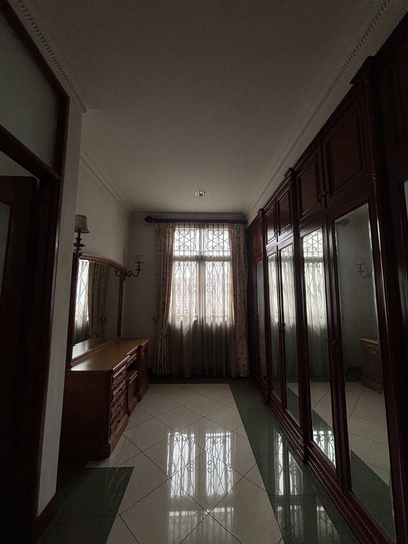 Rumah  Besar dan Luas Fully Furnished, 2 Lantai  ada Swimming Pool di Raffles Hills 