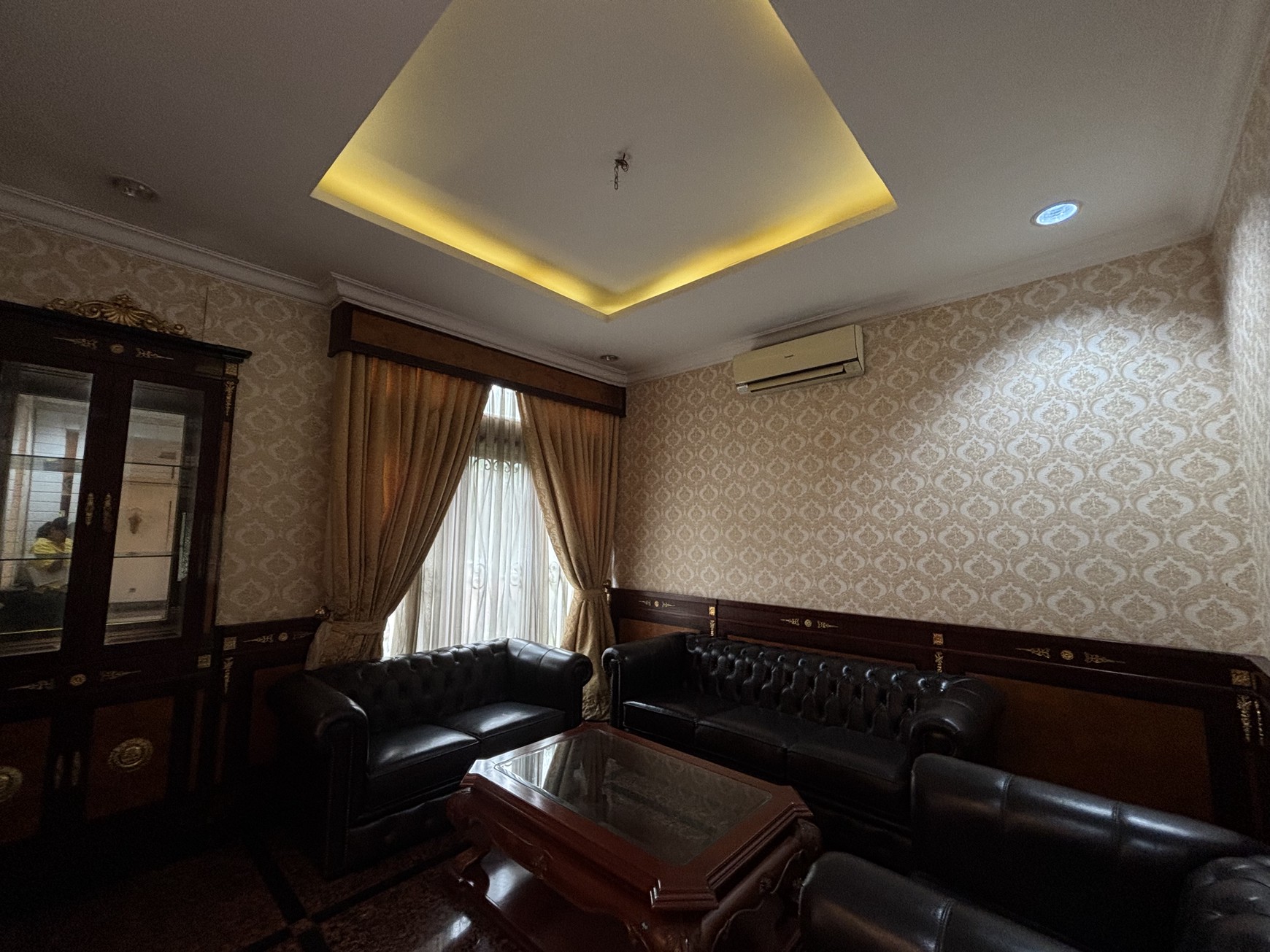 Rumah  Besar dan Luas Fully Furnished, 2 Lantai  ada Swimming Pool di Raffles Hills 