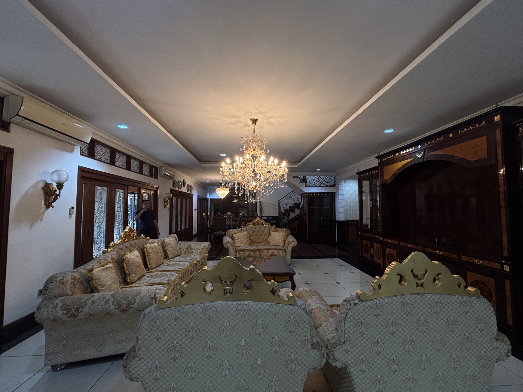 Rumah  Besar dan Luas Fully Furnished, 2 Lantai  ada Swimming Pool di Raffles Hills 