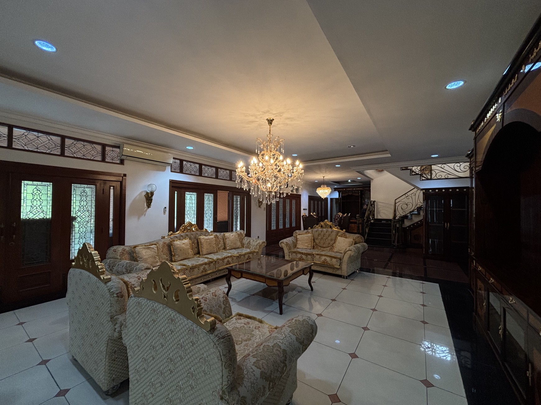 Rumah  Besar dan Luas Fully Furnished, 2 Lantai  ada Swimming Pool di Raffles Hills 